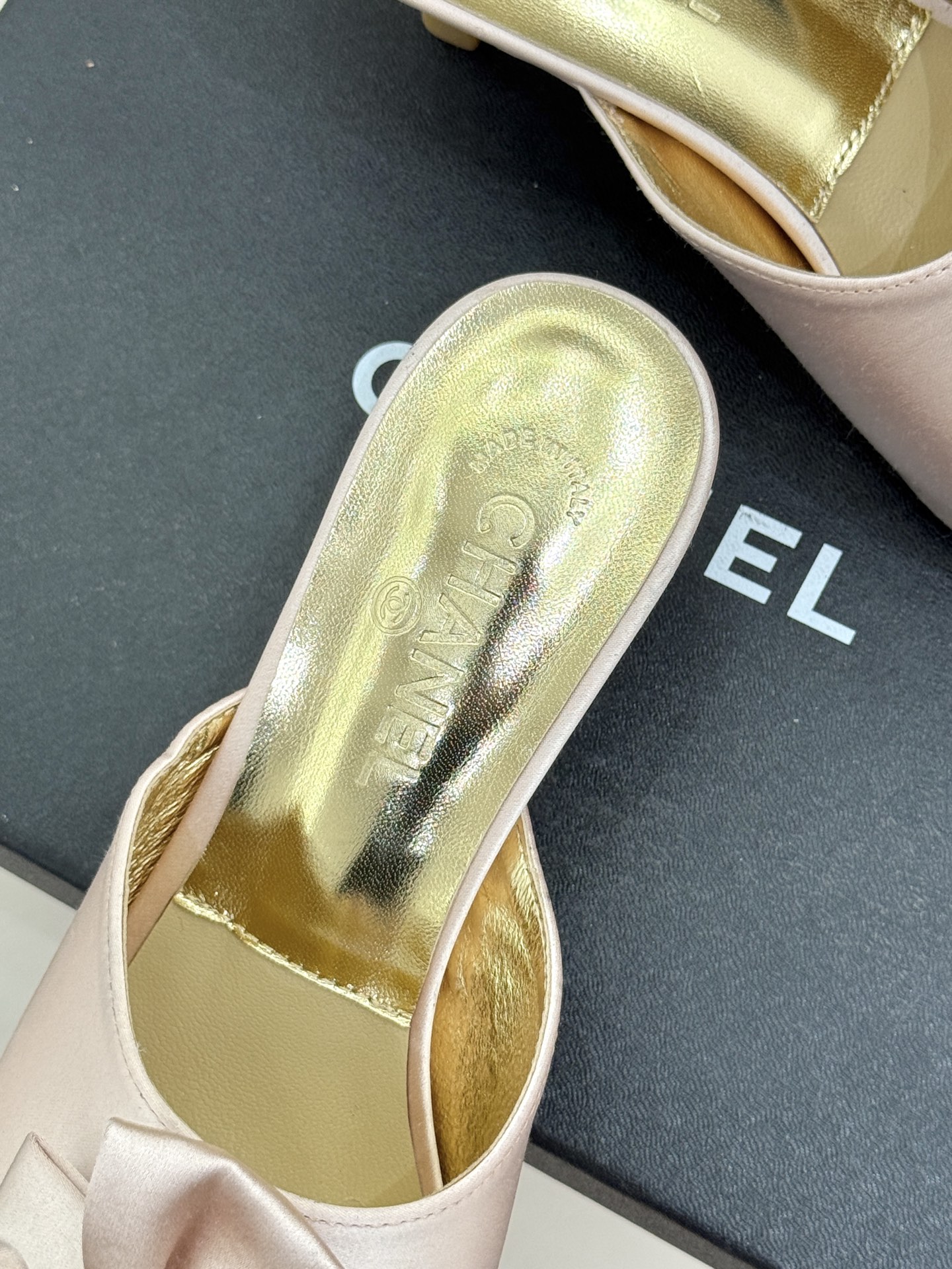 CHANE*｜小香26C双蝴蝶结双C平底高跟拖鞋当科莫湖的晨雾邂逅巴黎星空的浪漫这双拖鞋以刚柔并济的设计