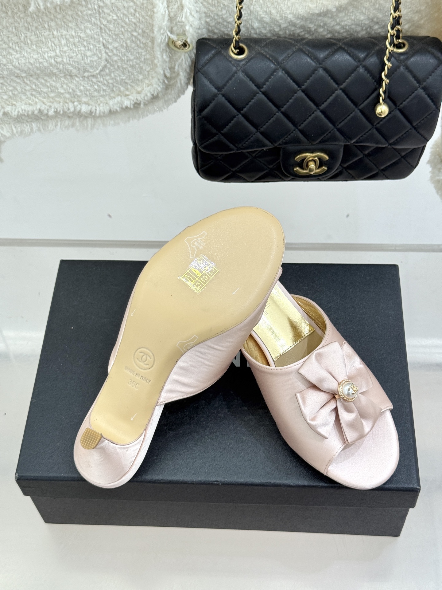 CHANE*｜小香26C双蝴蝶结双C平底高跟拖鞋当科莫湖的晨雾邂逅巴黎星空的浪漫这双拖鞋以刚柔并济的设计