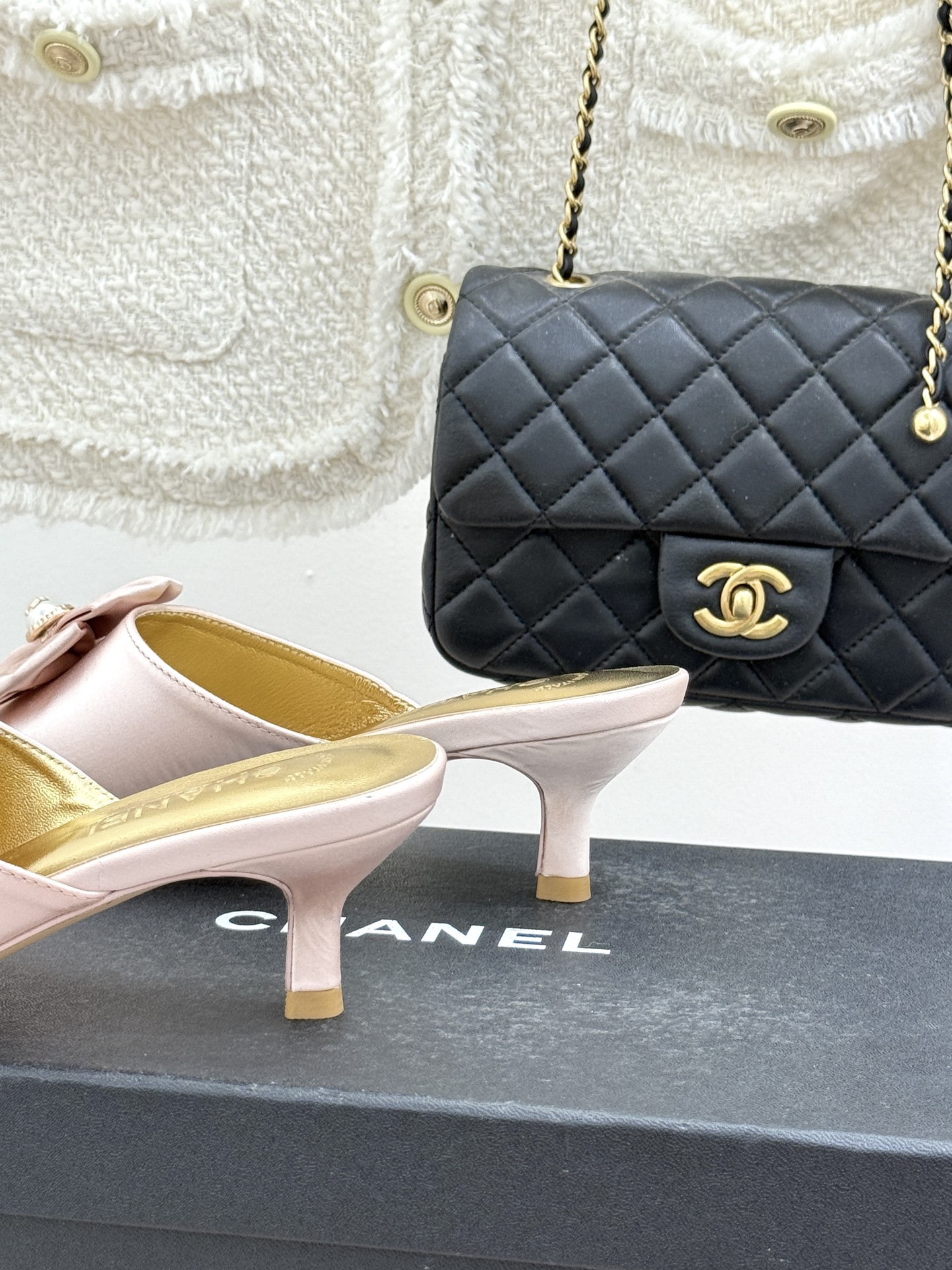 CHANE*｜小香26C双蝴蝶结双C平底高跟拖鞋当科莫湖的晨雾邂逅巴黎星空的浪漫这双拖鞋以刚柔并济的设计