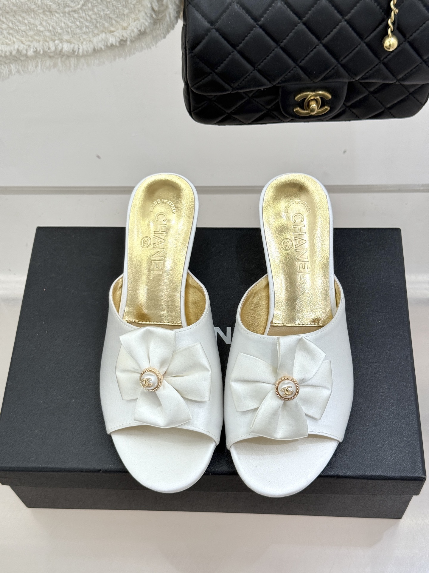 CHANE*｜小香26C双蝴蝶结双C平底高跟拖鞋当科莫湖的晨雾邂逅巴黎星空的浪漫这双拖鞋以刚柔并济的设计