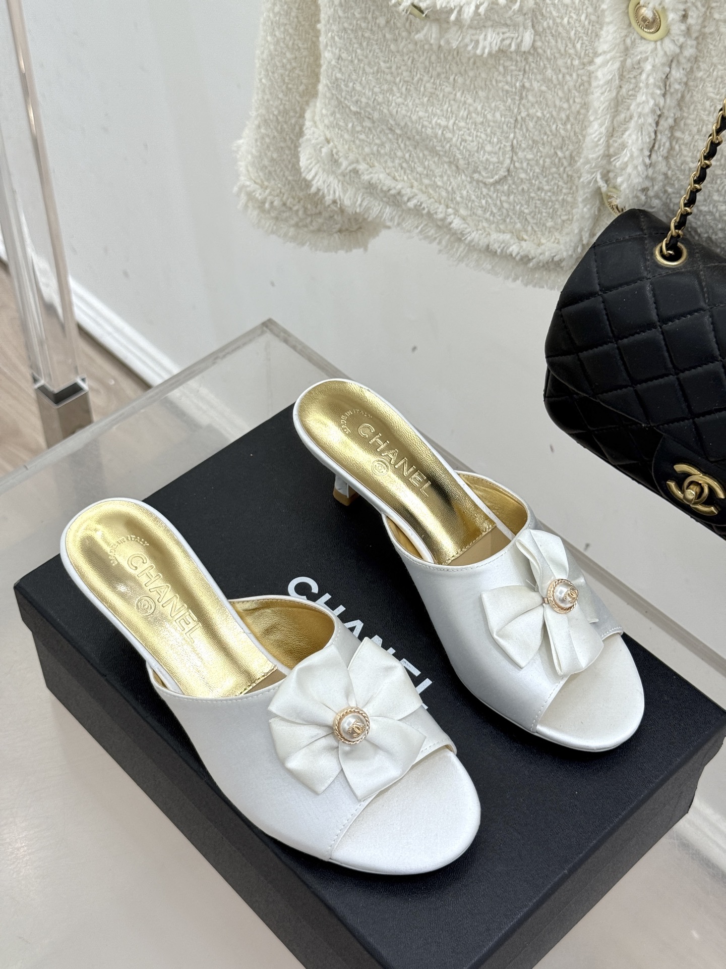 CHANE*｜小香26C双蝴蝶结双C平底高跟拖鞋当科莫湖的晨雾邂逅巴黎星空的浪漫这双拖鞋以刚柔并济的设计