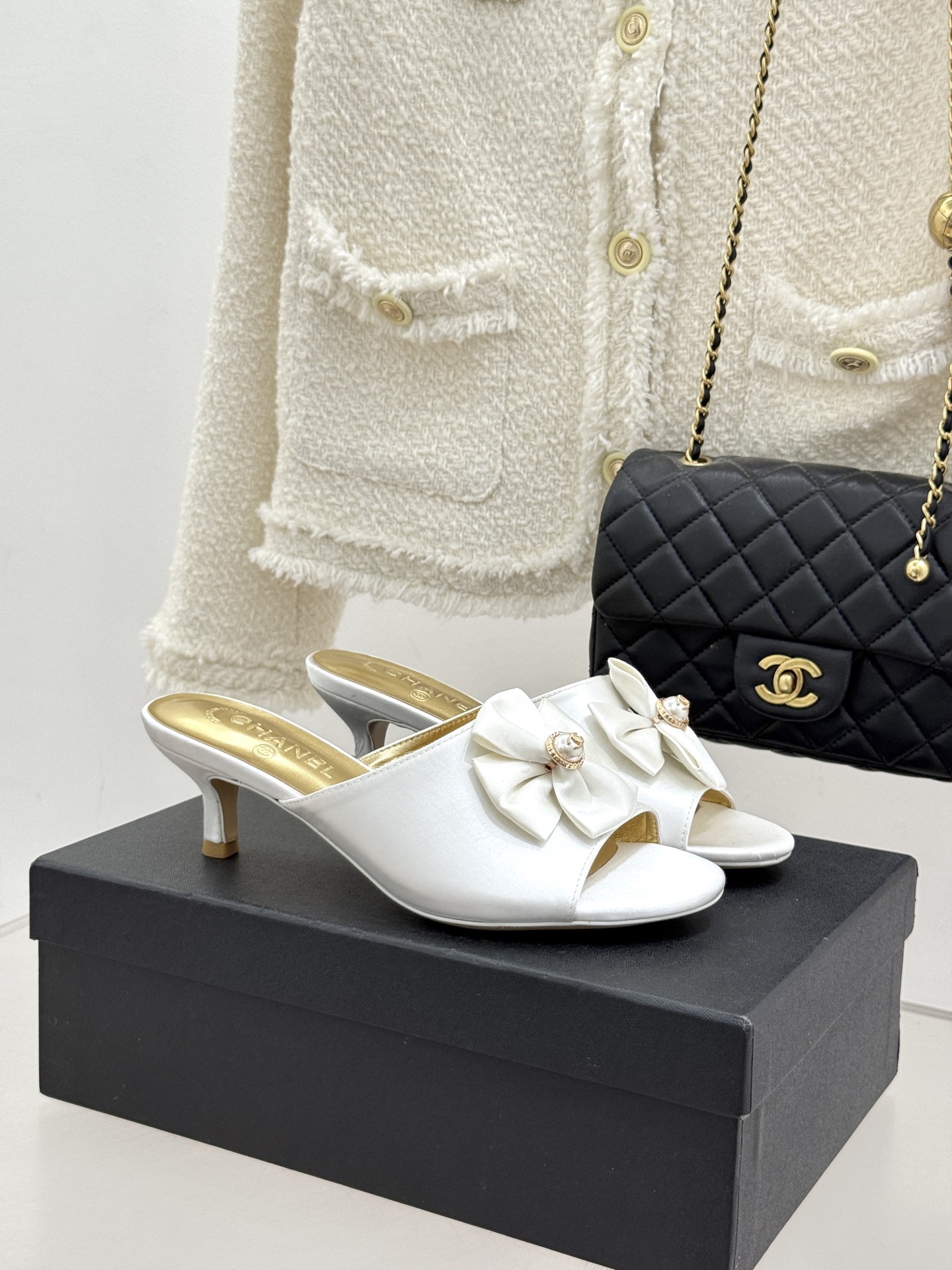 CHANE*｜小香26C双蝴蝶结双C平底高跟拖鞋当科莫湖的晨雾邂逅巴黎星空的浪漫这双拖鞋以刚柔并济的设计