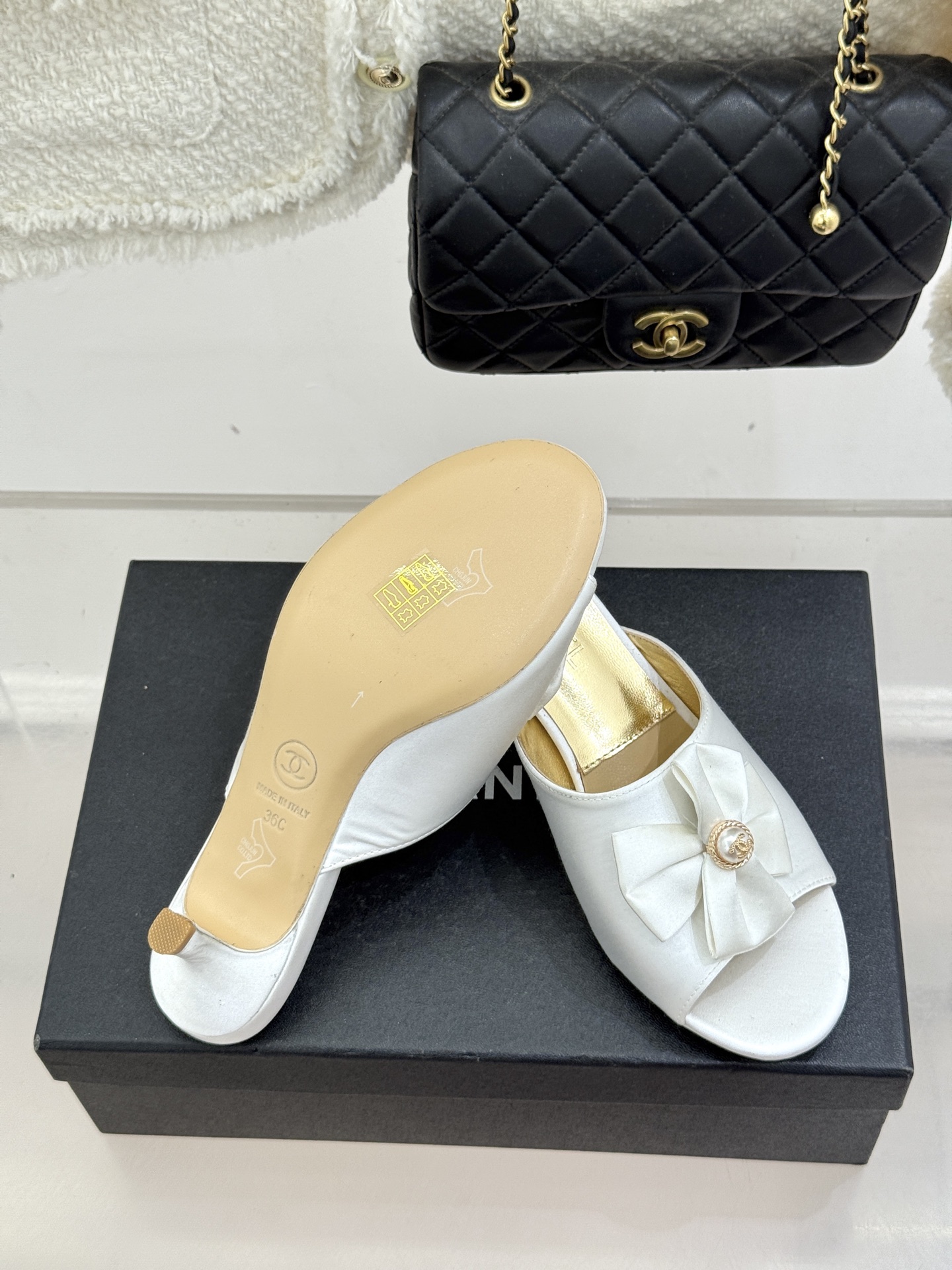 CHANE*｜小香26C双蝴蝶结双C平底高跟拖鞋当科莫湖的晨雾邂逅巴黎星空的浪漫这双拖鞋以刚柔并济的设计