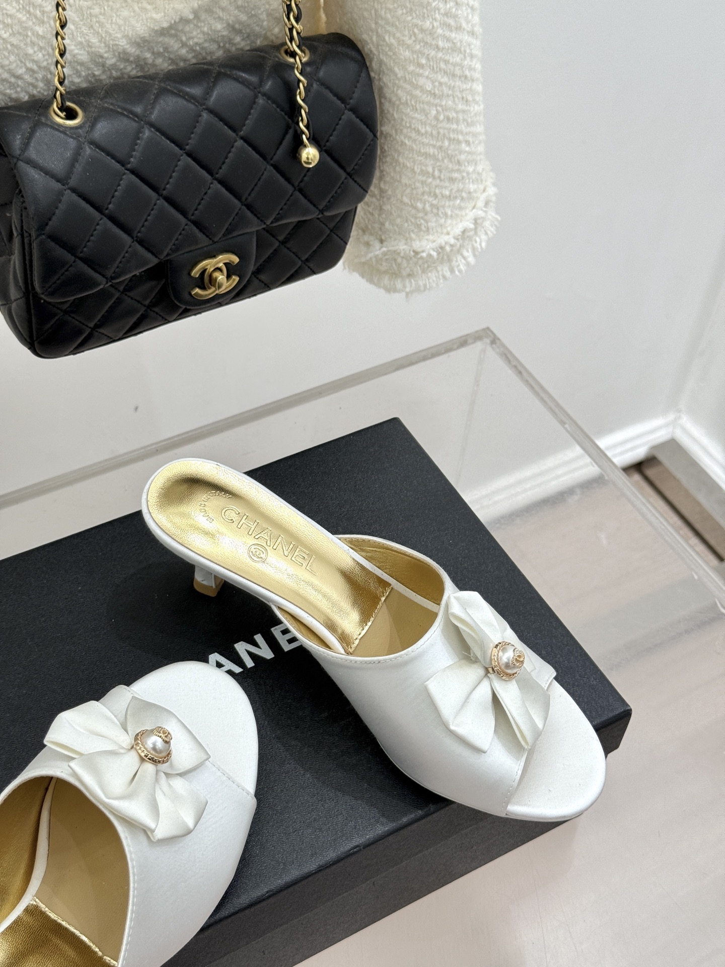 CHANE*｜小香26C双蝴蝶结双C平底高跟拖鞋当科莫湖的晨雾邂逅巴黎星空的浪漫这双拖鞋以刚柔并济的设计