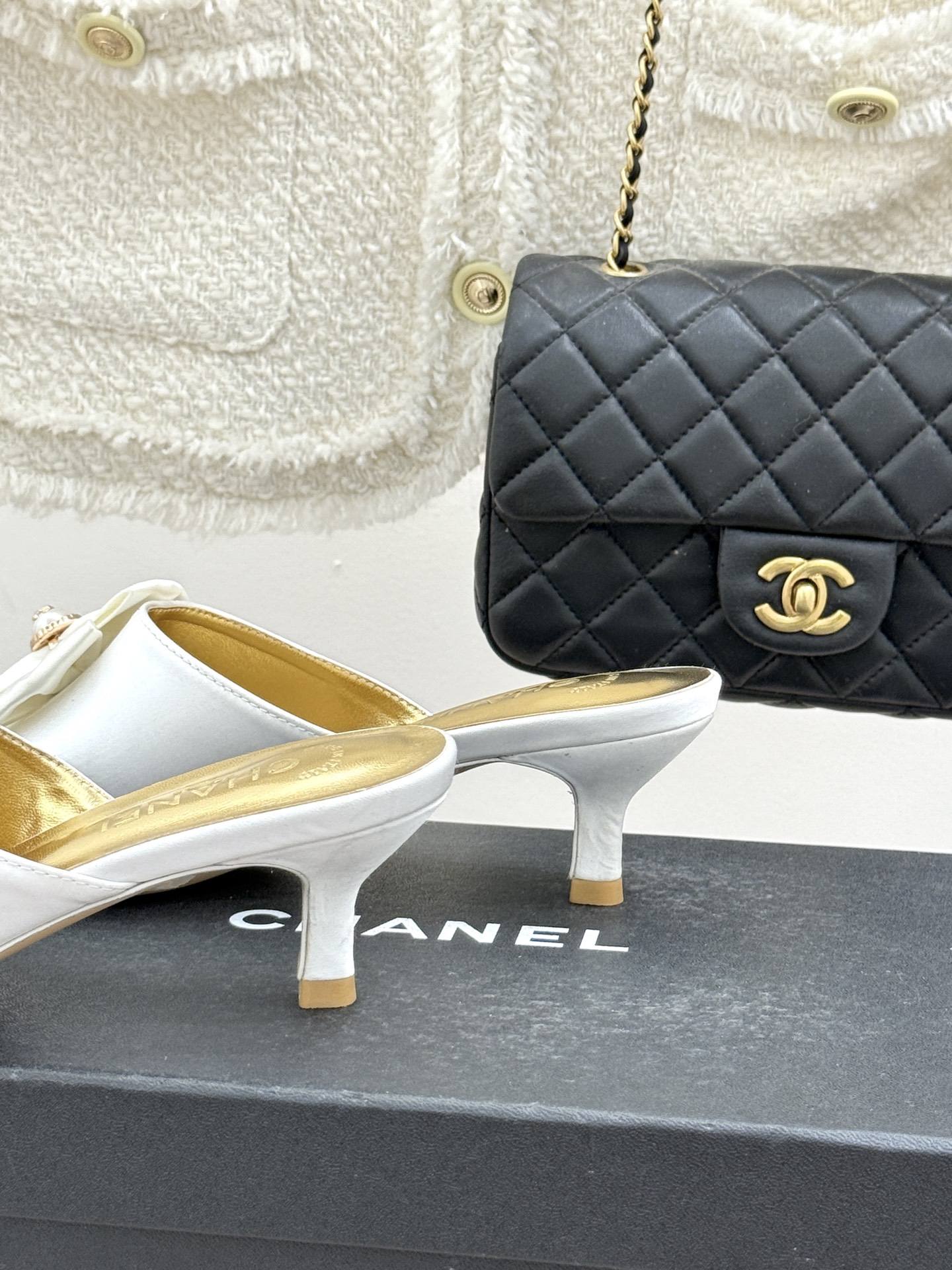 CHANE*｜小香26C双蝴蝶结双C平底高跟拖鞋当科莫湖的晨雾邂逅巴黎星空的浪漫这双拖鞋以刚柔并济的设计