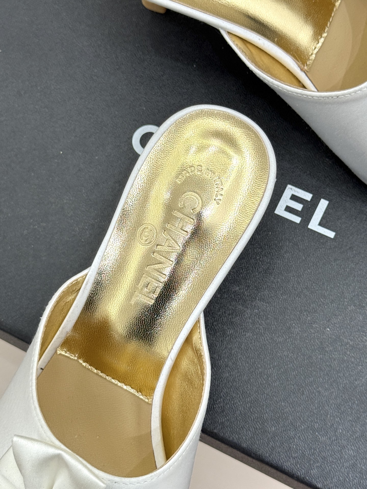 CHANE*｜小香26C双蝴蝶结双C平底高跟拖鞋当科莫湖的晨雾邂逅巴黎星空的浪漫这双拖鞋以刚柔并济的设计