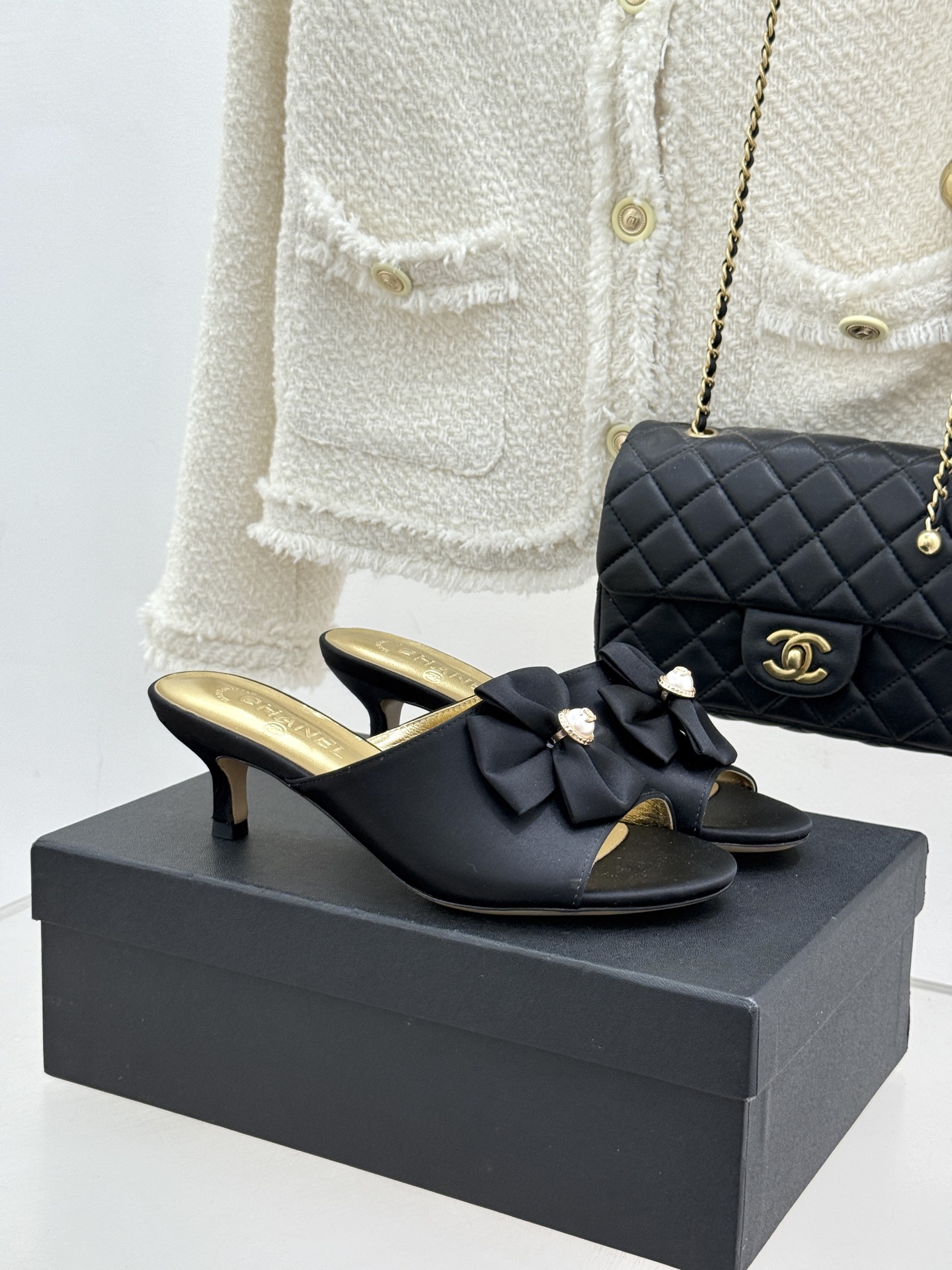 CHANE*｜小香26C双蝴蝶结双C平底高跟拖鞋当科莫湖的晨雾邂逅巴黎星空的浪漫这双拖鞋以刚柔并济的设计