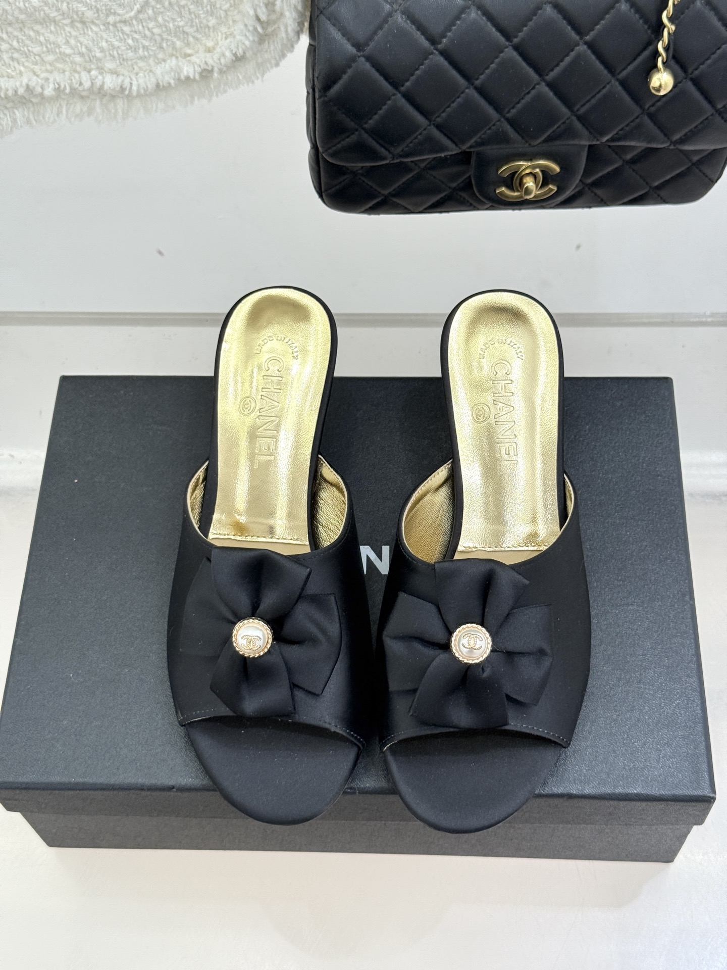 CHANE*｜小香26C双蝴蝶结双C平底高跟拖鞋当科莫湖的晨雾邂逅巴黎星空的浪漫这双拖鞋以刚柔并济的设计