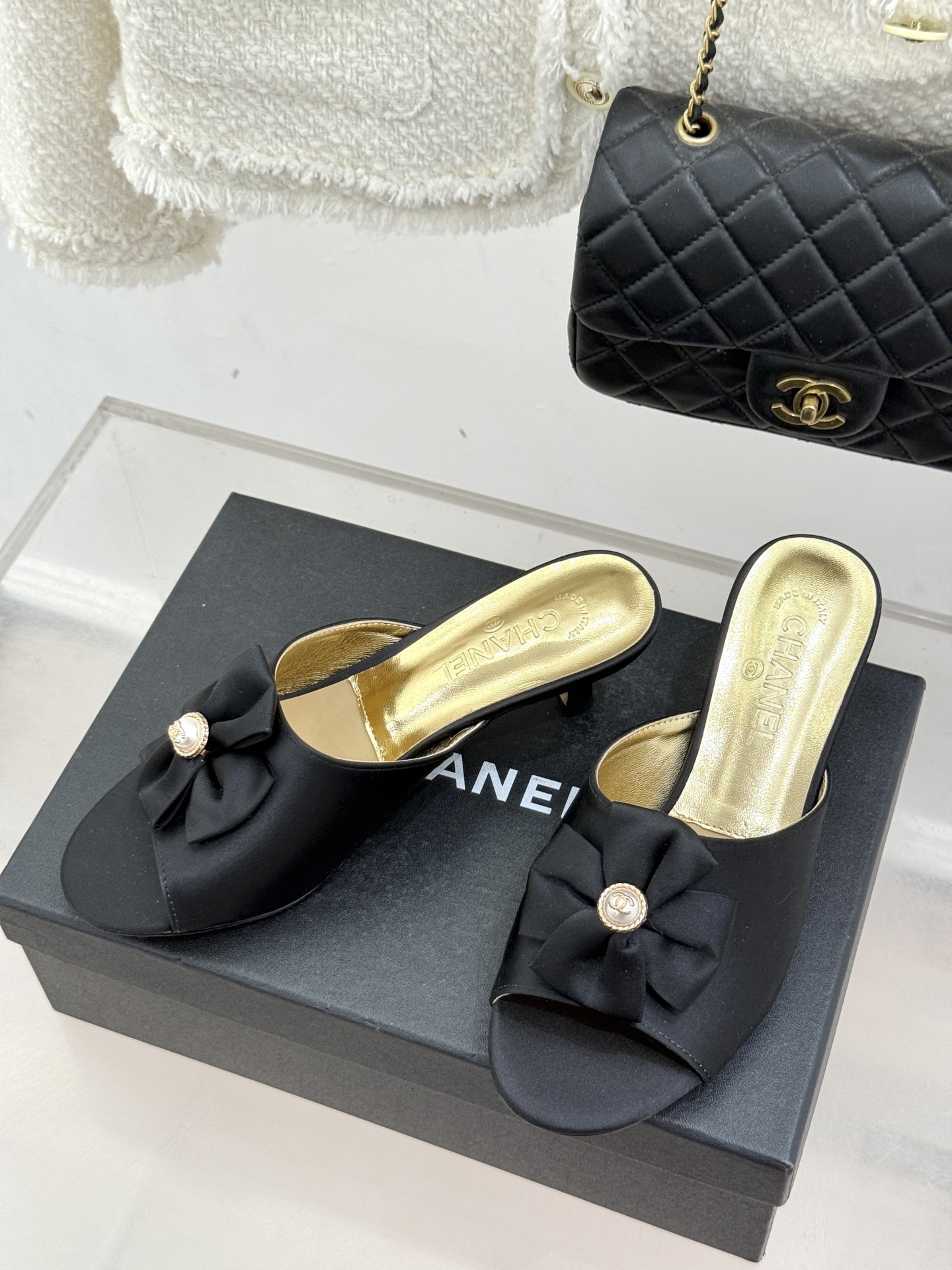 CHANE*｜小香26C双蝴蝶结双C平底高跟拖鞋当科莫湖的晨雾邂逅巴黎星空的浪漫这双拖鞋以刚柔并济的设计