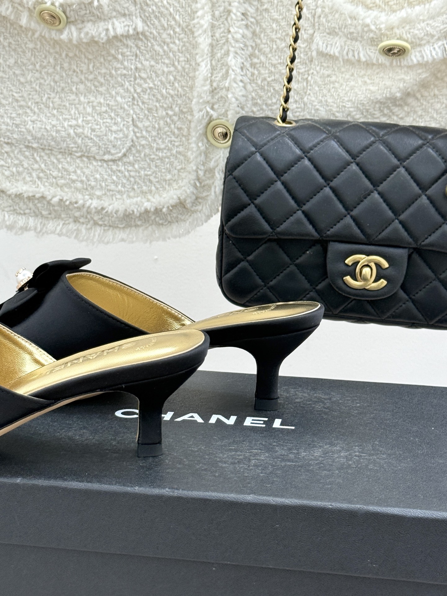 CHANE*｜小香26C双蝴蝶结双C平底高跟拖鞋当科莫湖的晨雾邂逅巴黎星空的浪漫这双拖鞋以刚柔并济的设计