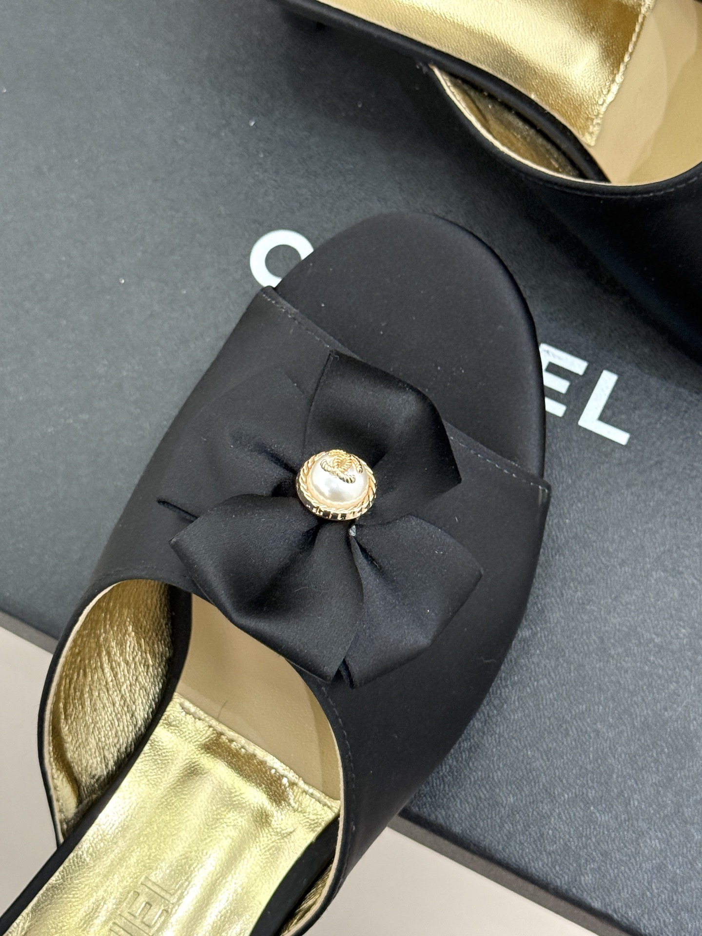 CHANE*｜小香26C双蝴蝶结双C平底高跟拖鞋当科莫湖的晨雾邂逅巴黎星空的浪漫这双拖鞋以刚柔并济的设计