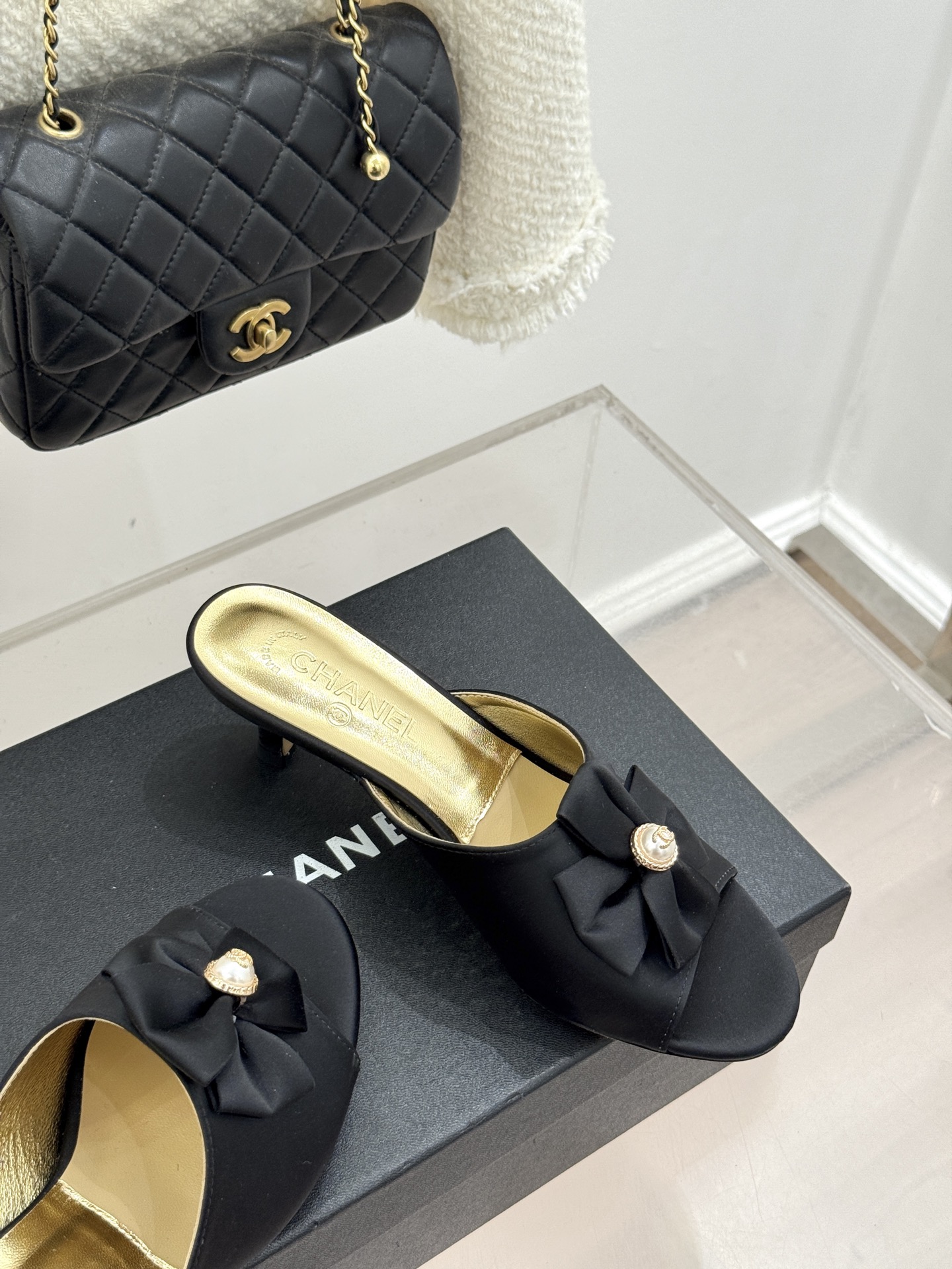 CHANE*｜小香26C双蝴蝶结双C平底高跟拖鞋当科莫湖的晨雾邂逅巴黎星空的浪漫这双拖鞋以刚柔并济的设计