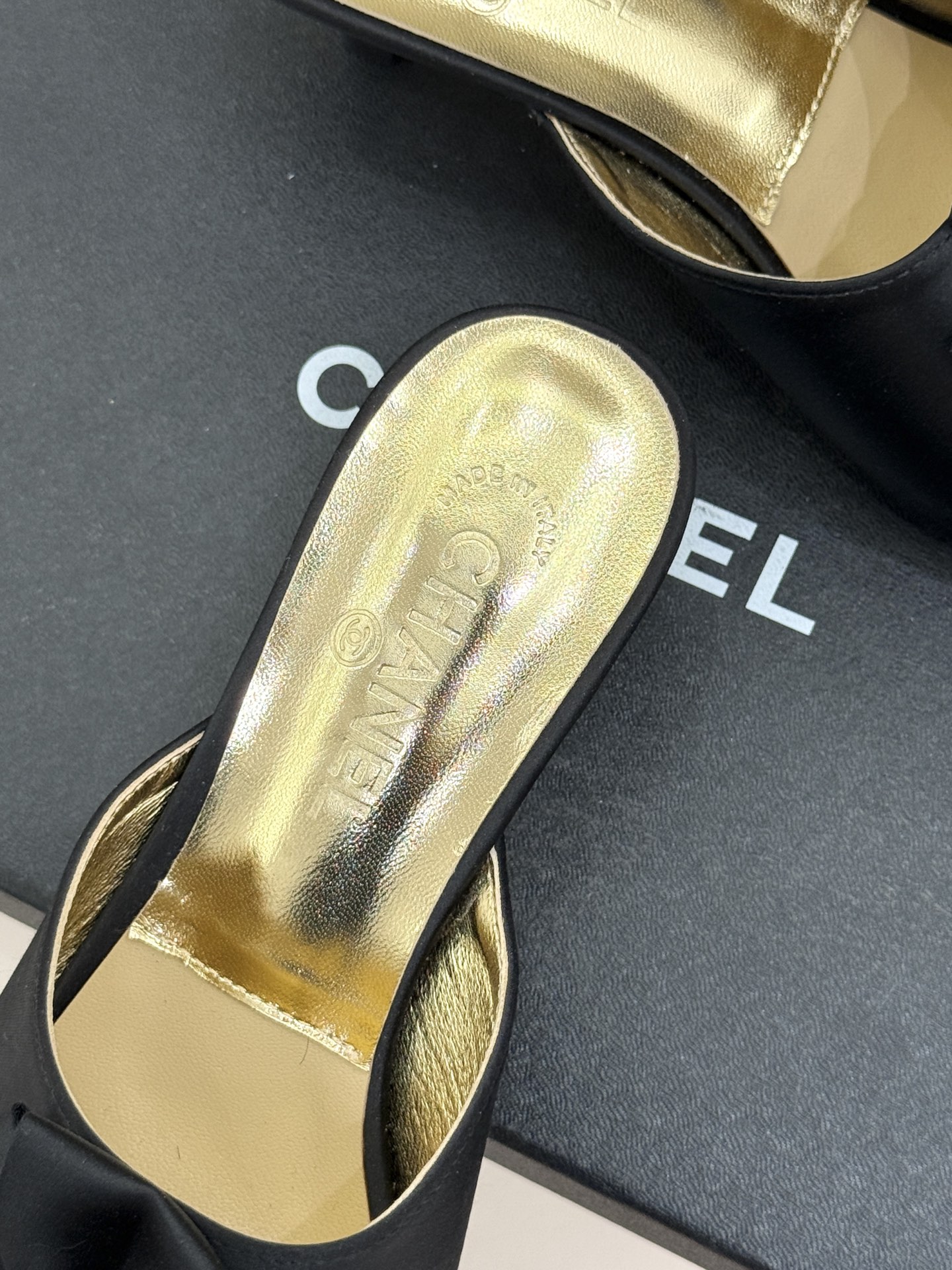 CHANE*｜小香26C双蝴蝶结双C平底高跟拖鞋当科莫湖的晨雾邂逅巴黎星空的浪漫这双拖鞋以刚柔并济的设计