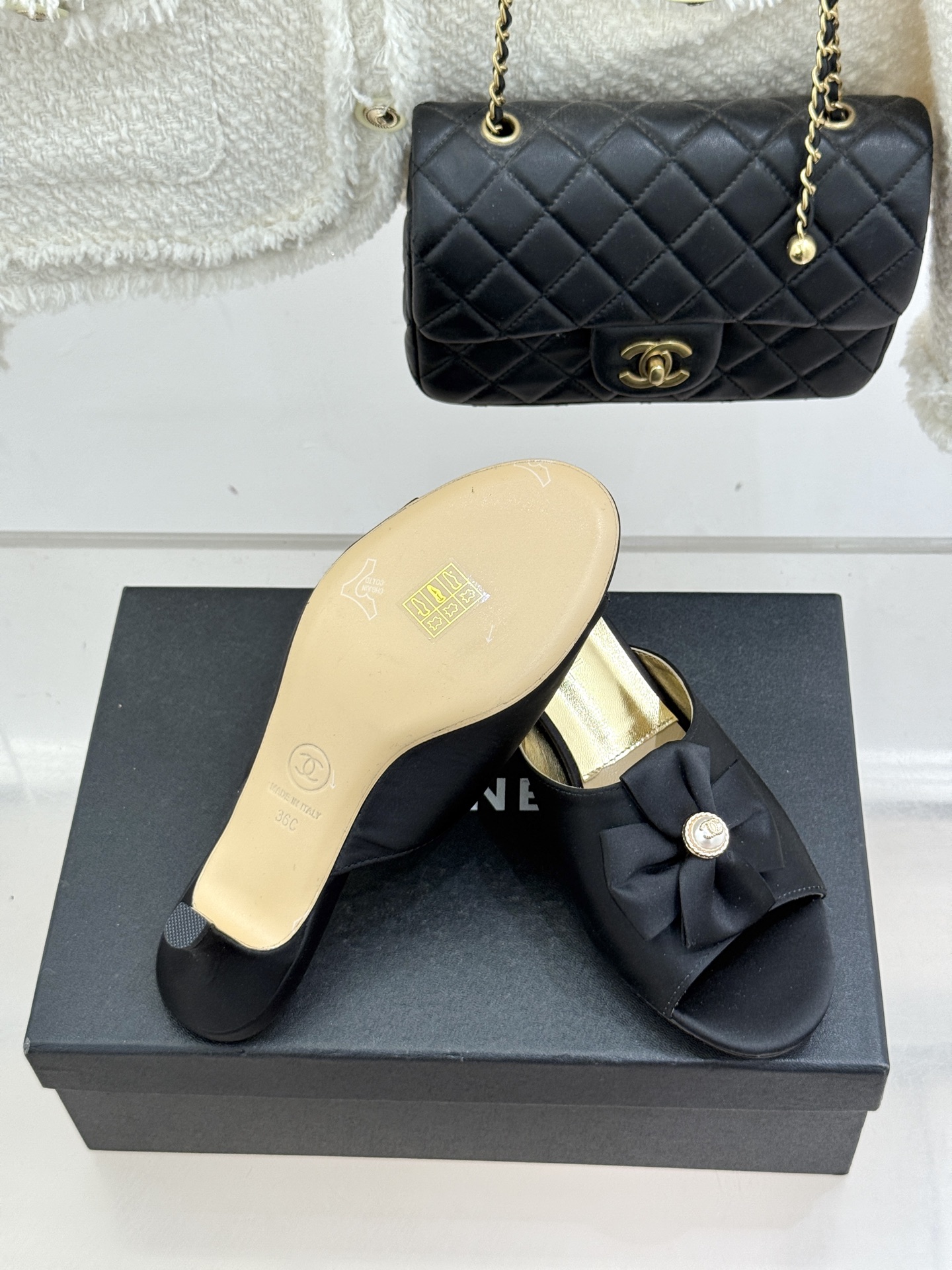 CHANE*｜小香26C双蝴蝶结双C平底高跟拖鞋当科莫湖的晨雾邂逅巴黎星空的浪漫这双拖鞋以刚柔并济的设计