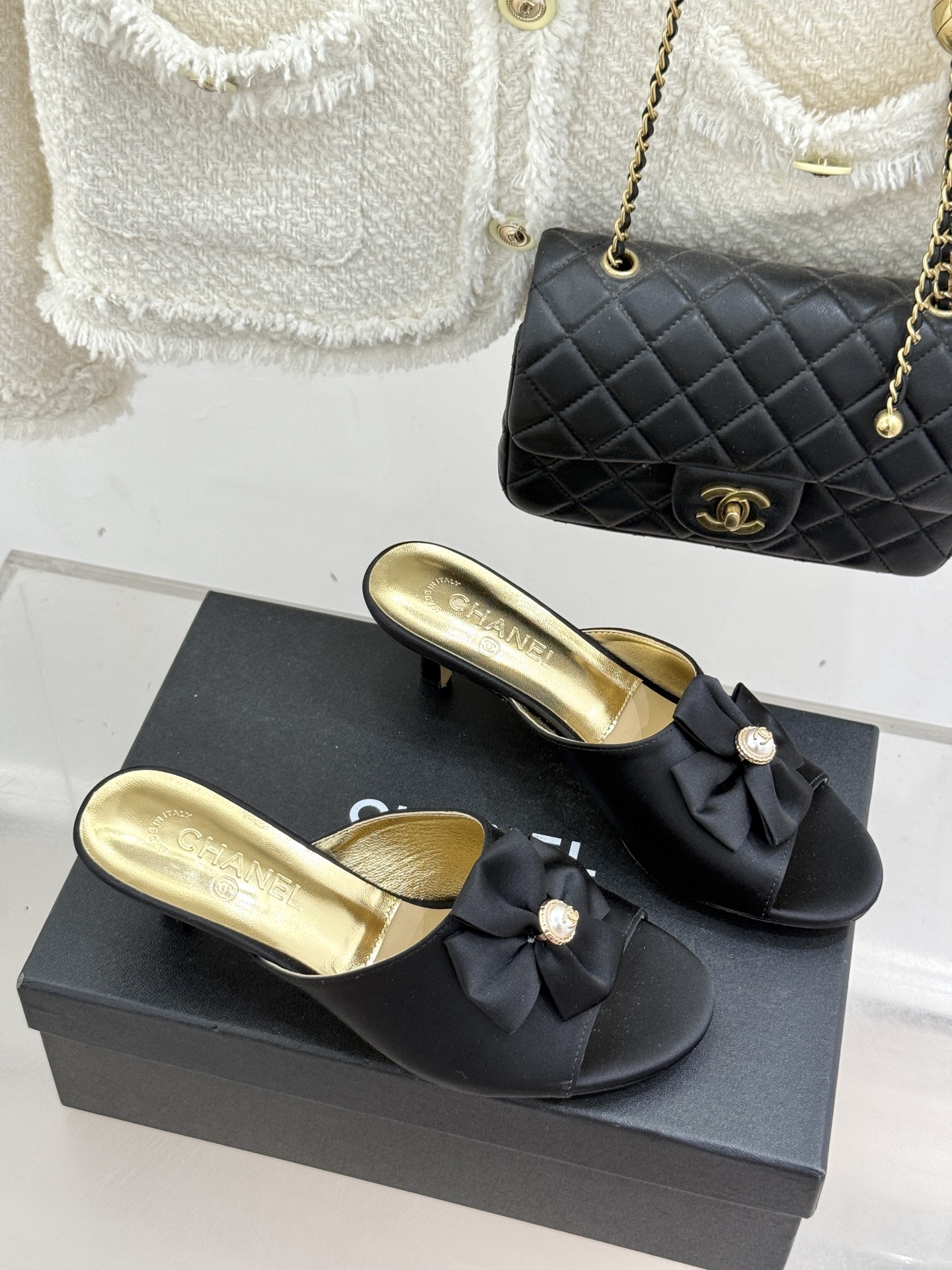 CHANE*｜小香26C双蝴蝶结双C平底高跟拖鞋当科莫湖的晨雾邂逅巴黎星空的浪漫这双拖鞋以刚柔并济的设计