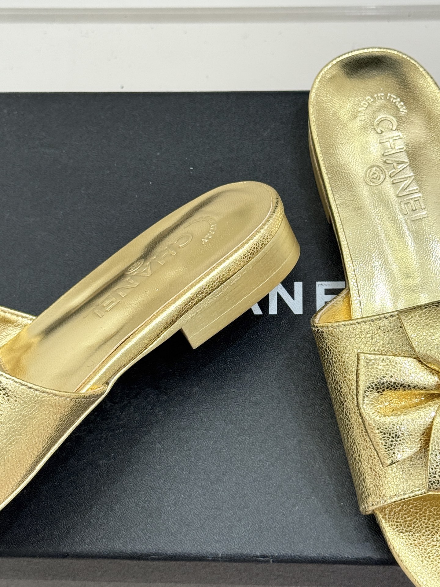 CHANE*｜小香26C双蝴蝶结双C平底高跟拖鞋当科莫湖的晨雾邂逅巴黎星空的浪漫这双拖鞋以刚柔并济的设计