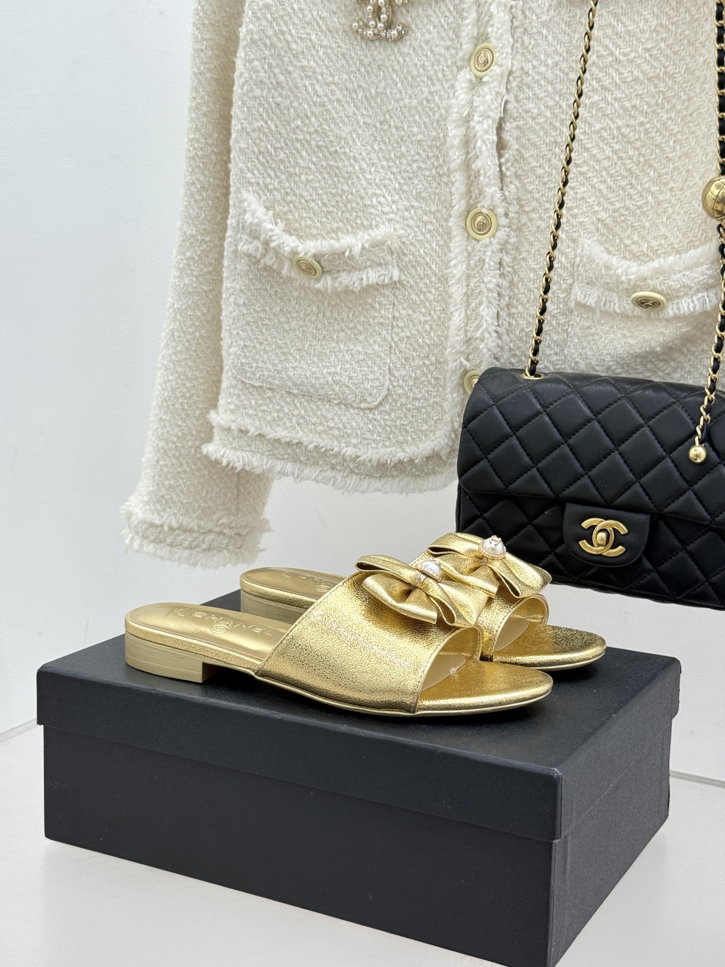 CHANE*｜小香26C双蝴蝶结双C平底高跟拖鞋当科莫湖的晨雾邂逅巴黎星空的浪漫这双拖鞋以刚柔并济的设计