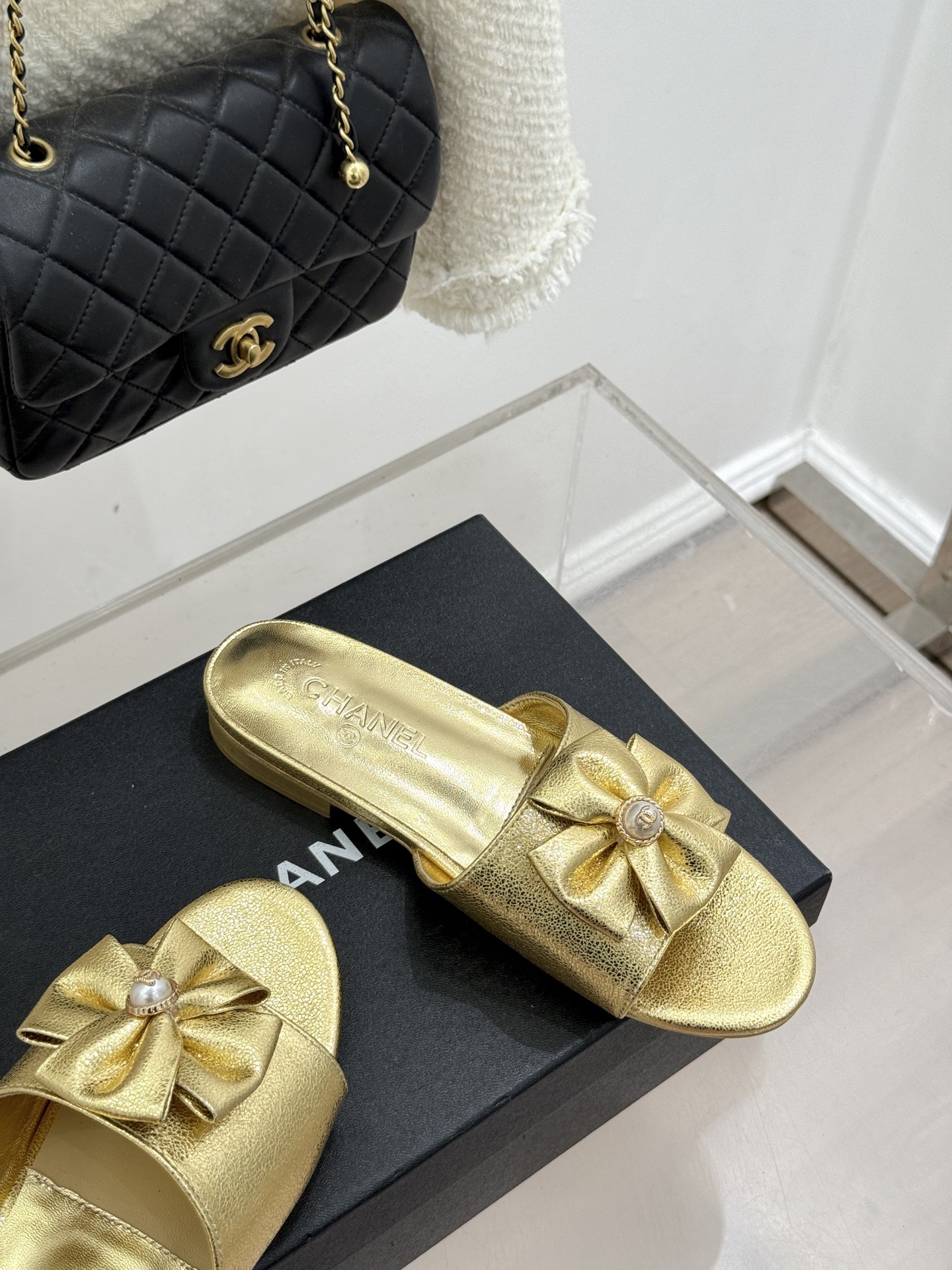 CHANE*｜小香26C双蝴蝶结双C平底高跟拖鞋当科莫湖的晨雾邂逅巴黎星空的浪漫这双拖鞋以刚柔并济的设计