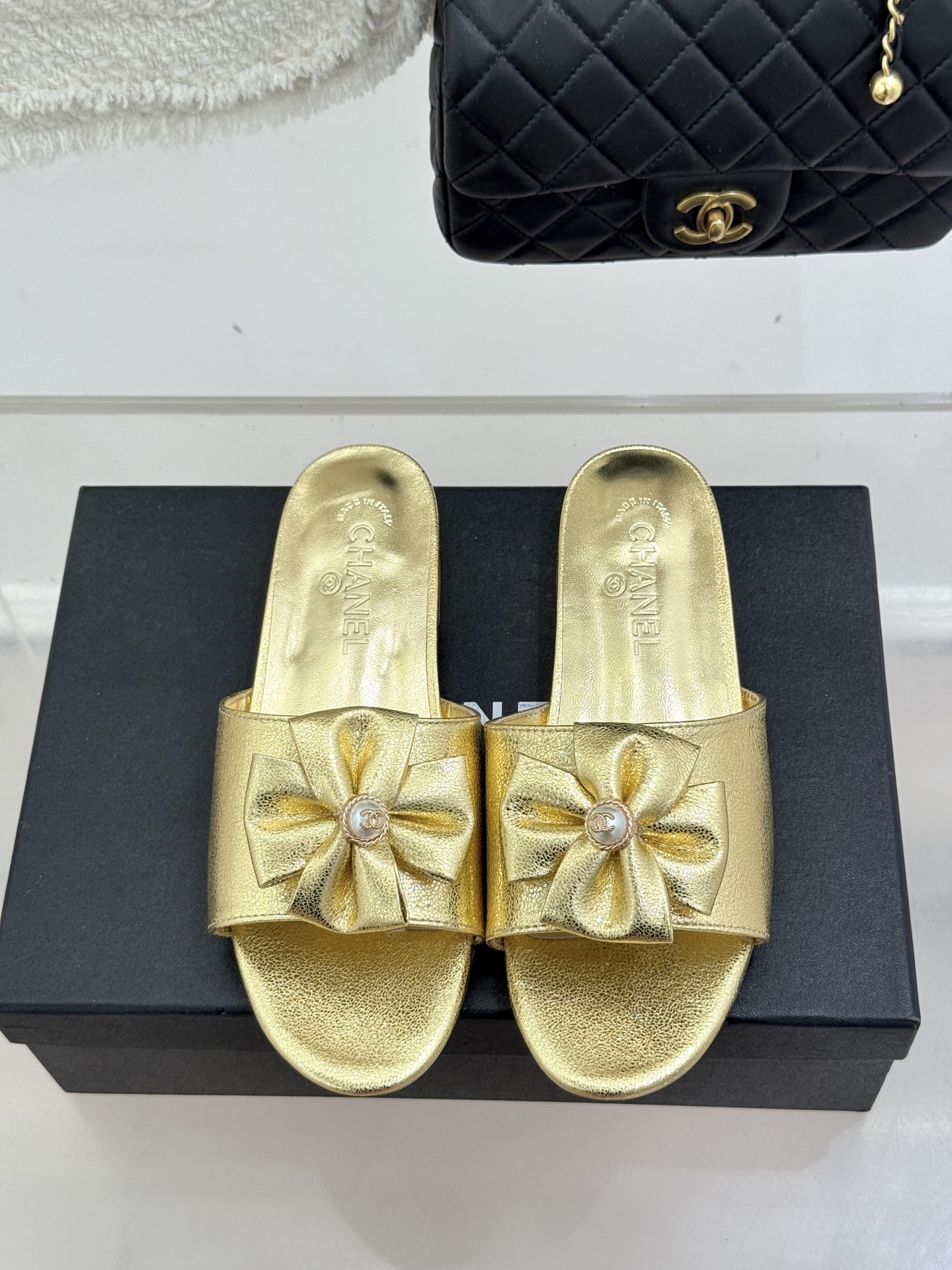 CHANE*｜小香26C双蝴蝶结双C平底高跟拖鞋当科莫湖的晨雾邂逅巴黎星空的浪漫这双拖鞋以刚柔并济的设计