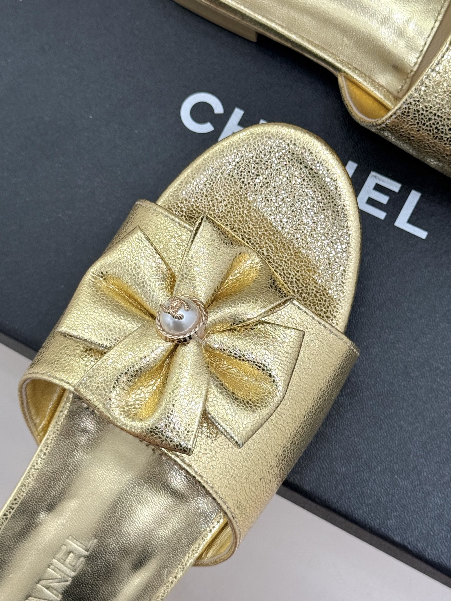 CHANE*｜小香26C双蝴蝶结双C平底高跟拖鞋当科莫湖的晨雾邂逅巴黎星空的浪漫这双拖鞋以刚柔并济的设计