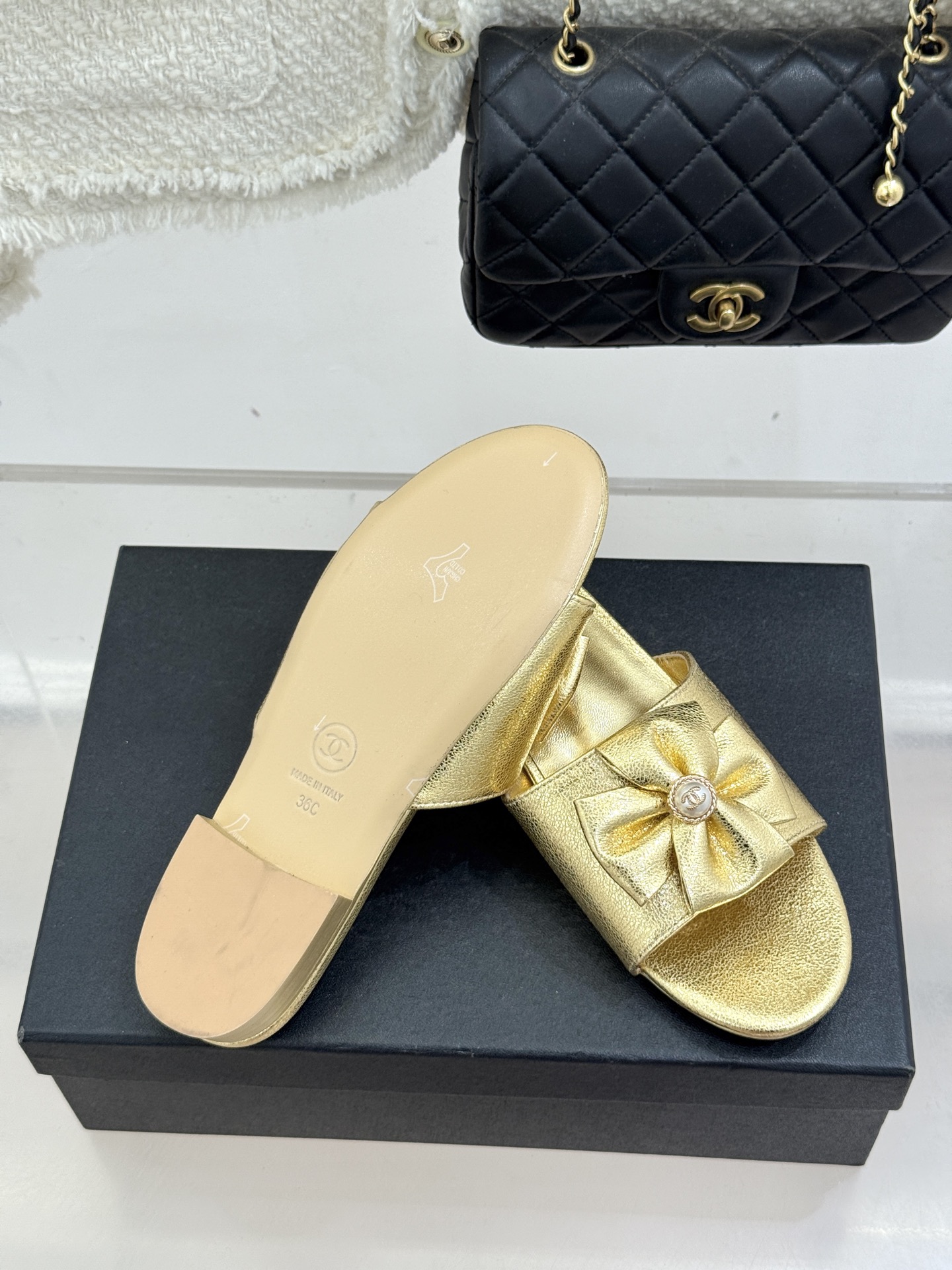 CHANE*｜小香26C双蝴蝶结双C平底高跟拖鞋当科莫湖的晨雾邂逅巴黎星空的浪漫这双拖鞋以刚柔并济的设计