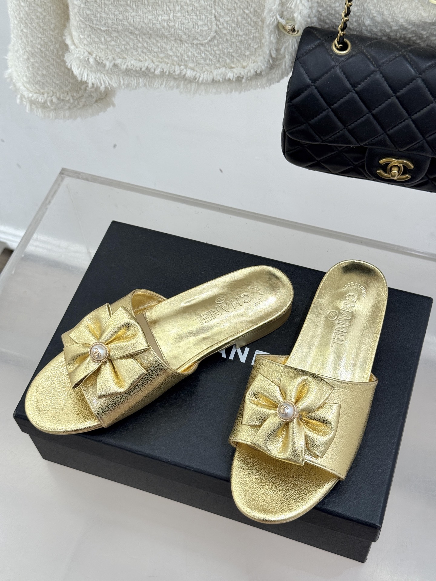 CHANE*｜小香26C双蝴蝶结双C平底高跟拖鞋当科莫湖的晨雾邂逅巴黎星空的浪漫这双拖鞋以刚柔并济的设计