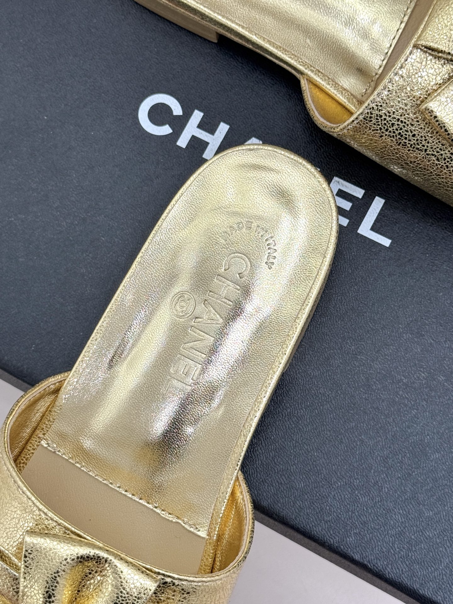 CHANE*｜小香26C双蝴蝶结双C平底高跟拖鞋当科莫湖的晨雾邂逅巴黎星空的浪漫这双拖鞋以刚柔并济的设计