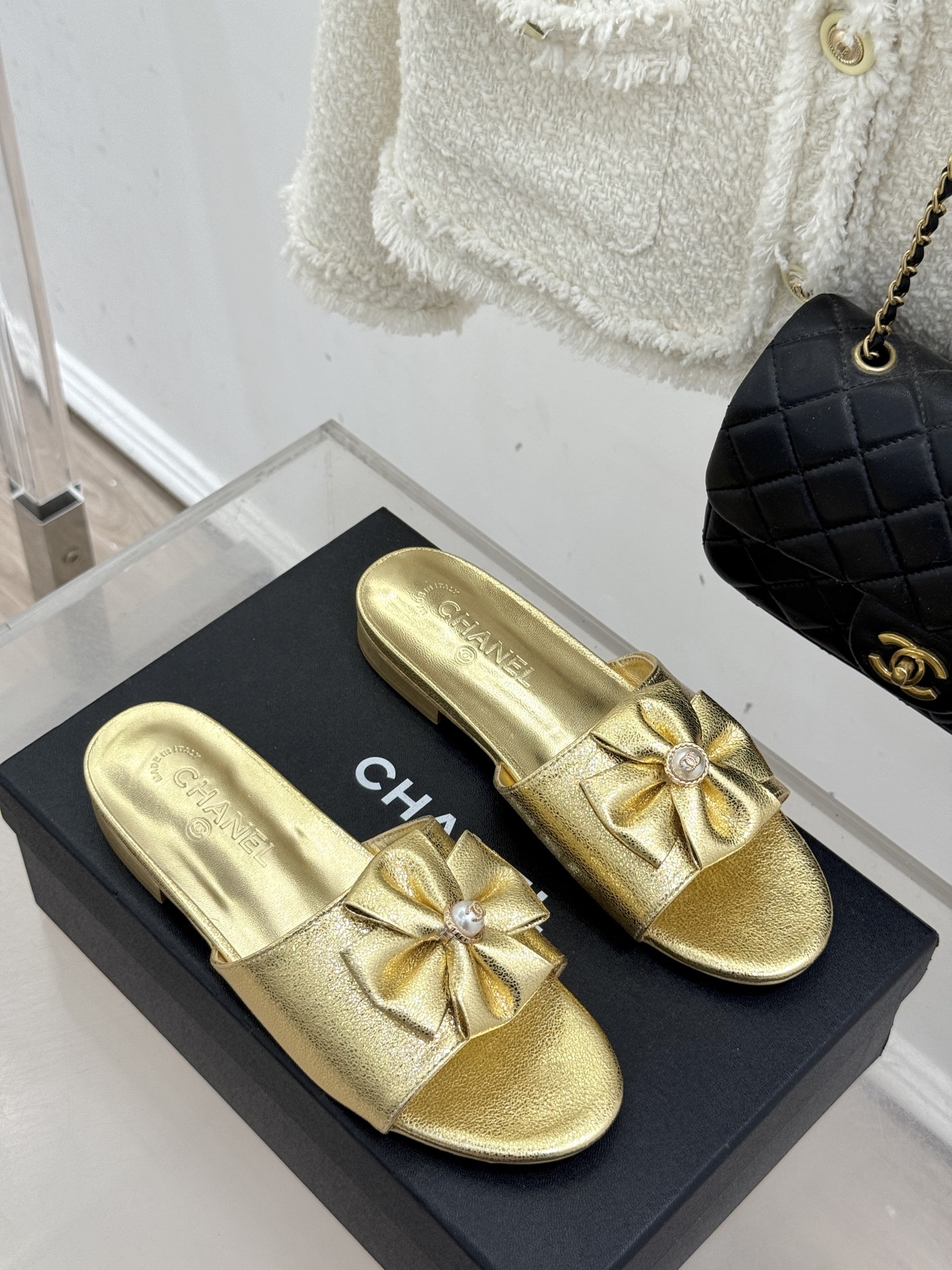 CHANE*｜小香26C双蝴蝶结双C平底高跟拖鞋当科莫湖的晨雾邂逅巴黎星空的浪漫这双拖鞋以刚柔并济的设计