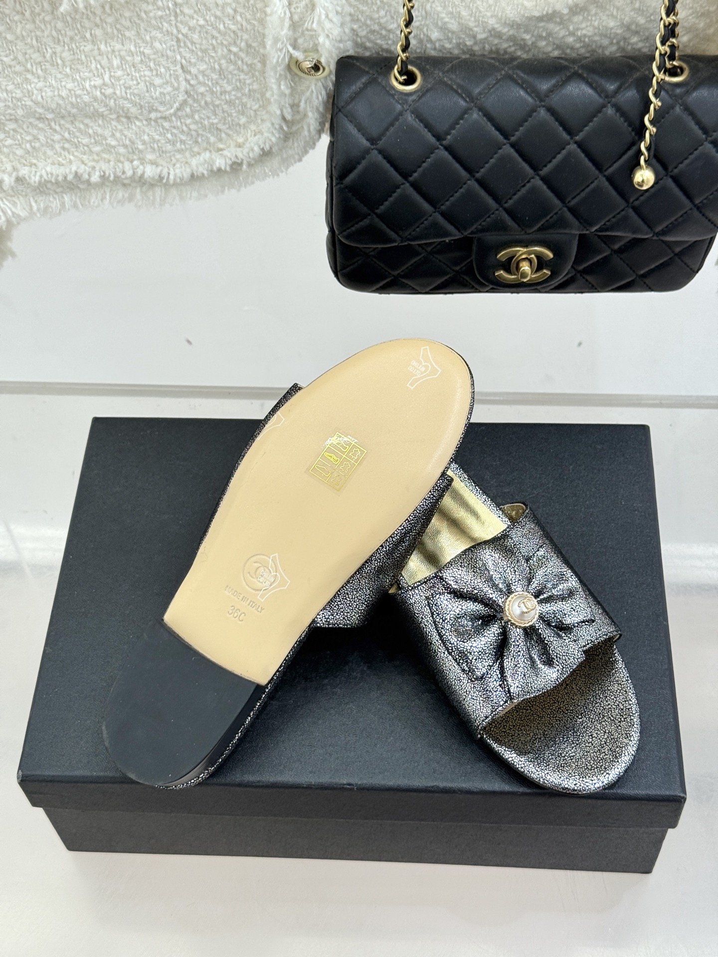 CHANE*｜小香26C双蝴蝶结双C平底高跟拖鞋当科莫湖的晨雾邂逅巴黎星空的浪漫这双拖鞋以刚柔并济的设计