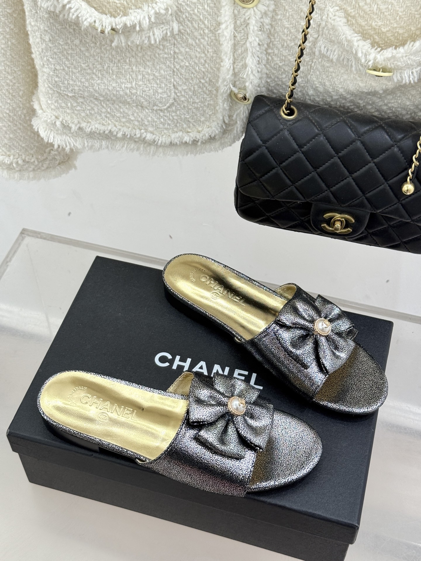 CHANE*｜小香26C双蝴蝶结双C平底高跟拖鞋当科莫湖的晨雾邂逅巴黎星空的浪漫这双拖鞋以刚柔并济的设计