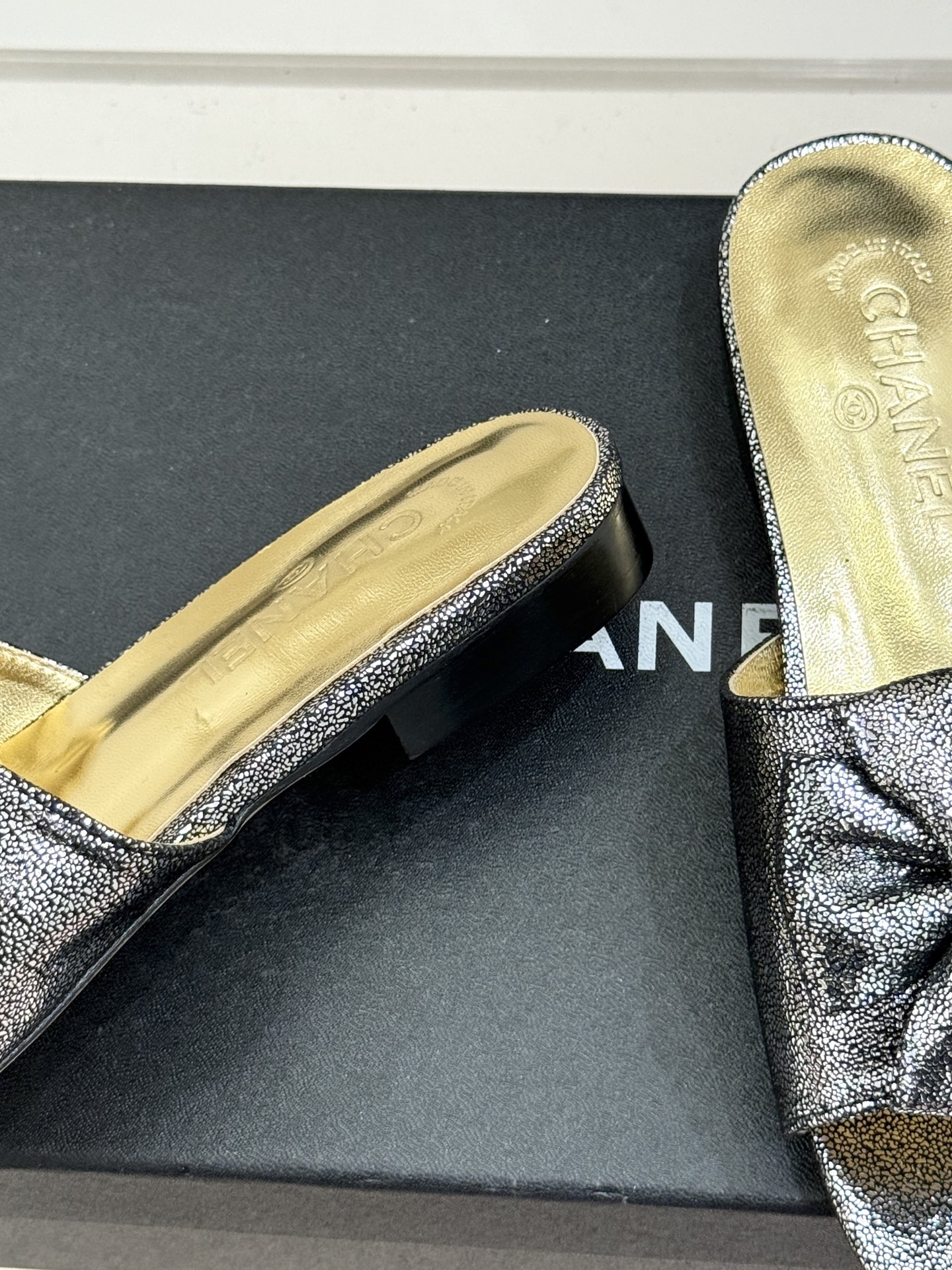 CHANE*｜小香26C双蝴蝶结双C平底高跟拖鞋当科莫湖的晨雾邂逅巴黎星空的浪漫这双拖鞋以刚柔并济的设计