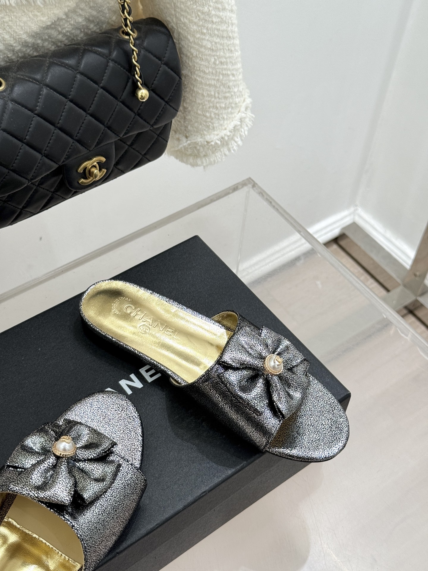 CHANE*｜小香26C双蝴蝶结双C平底高跟拖鞋当科莫湖的晨雾邂逅巴黎星空的浪漫这双拖鞋以刚柔并济的设计