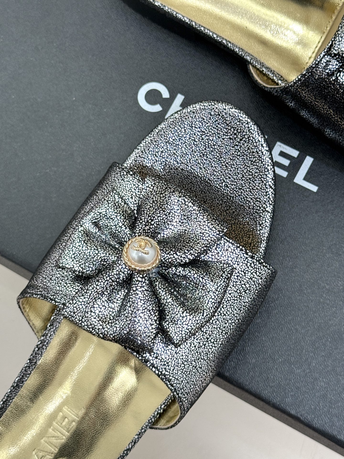 CHANE*｜小香26C双蝴蝶结双C平底高跟拖鞋当科莫湖的晨雾邂逅巴黎星空的浪漫这双拖鞋以刚柔并济的设计