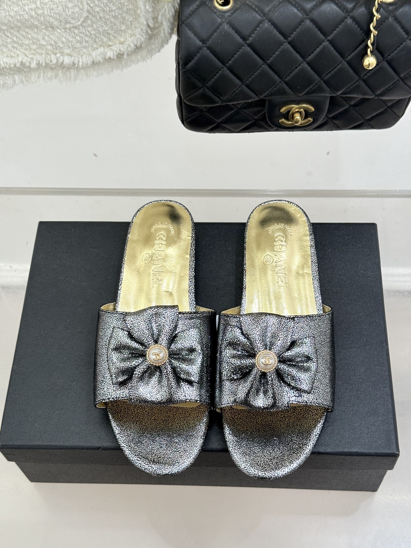 CHANE*｜小香26C双蝴蝶结双C平底高跟拖鞋当科莫湖的晨雾邂逅巴黎星空的浪漫这双拖鞋以刚柔并济的设计