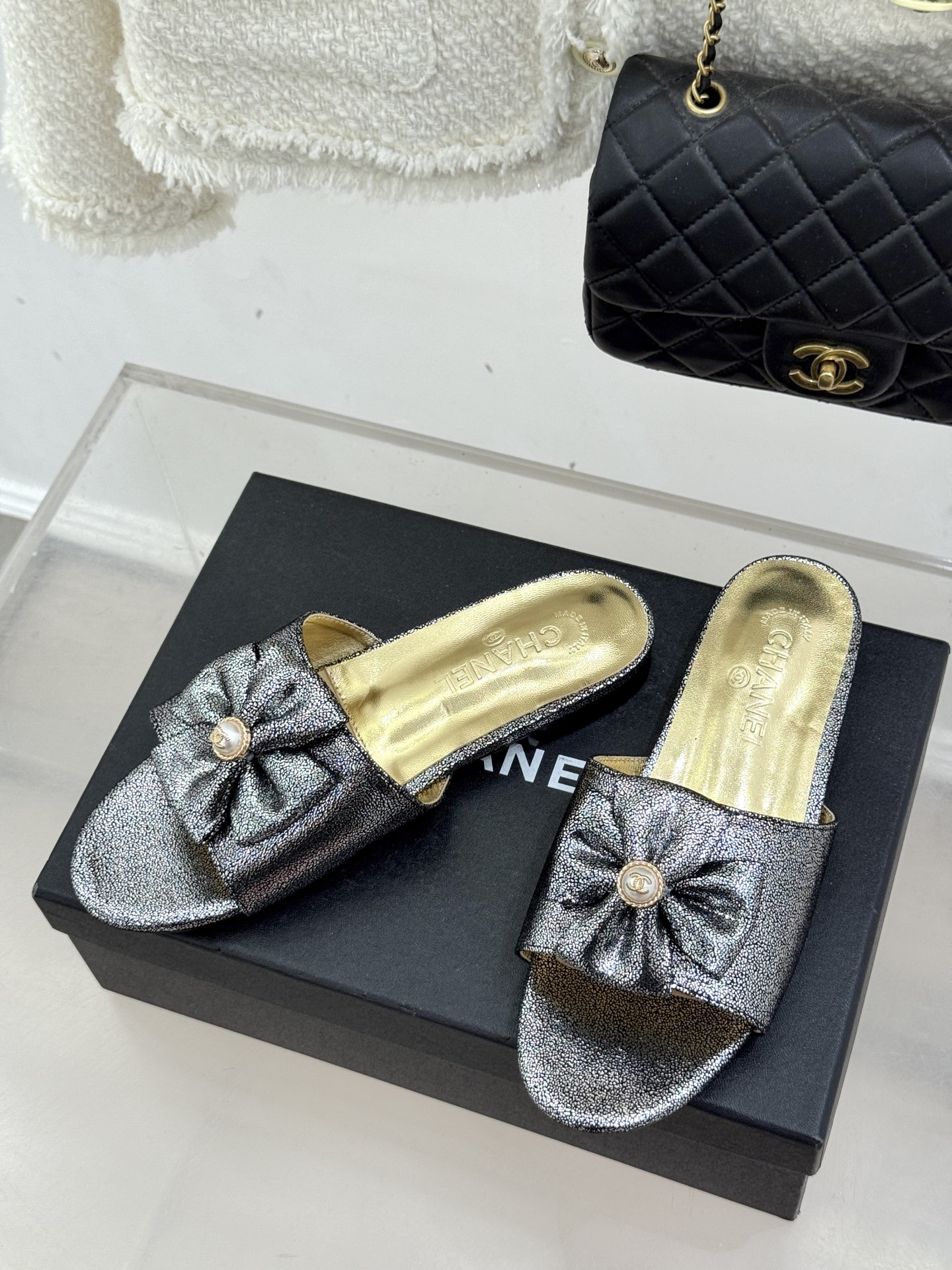 CHANE*｜小香26C双蝴蝶结双C平底高跟拖鞋当科莫湖的晨雾邂逅巴黎星空的浪漫这双拖鞋以刚柔并济的设计