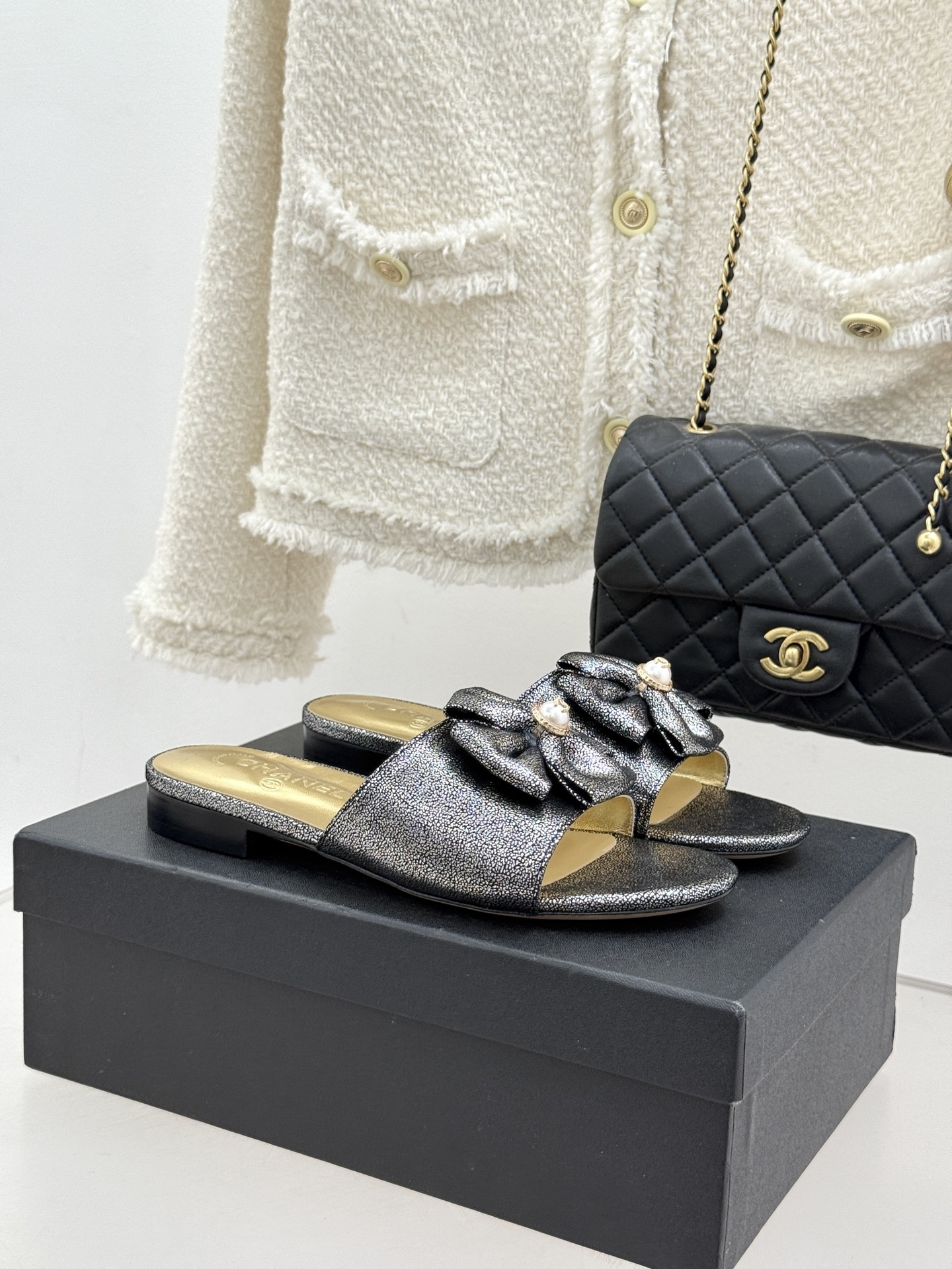 CHANE*｜小香26C双蝴蝶结双C平底高跟拖鞋当科莫湖的晨雾邂逅巴黎星空的浪漫这双拖鞋以刚柔并济的设计