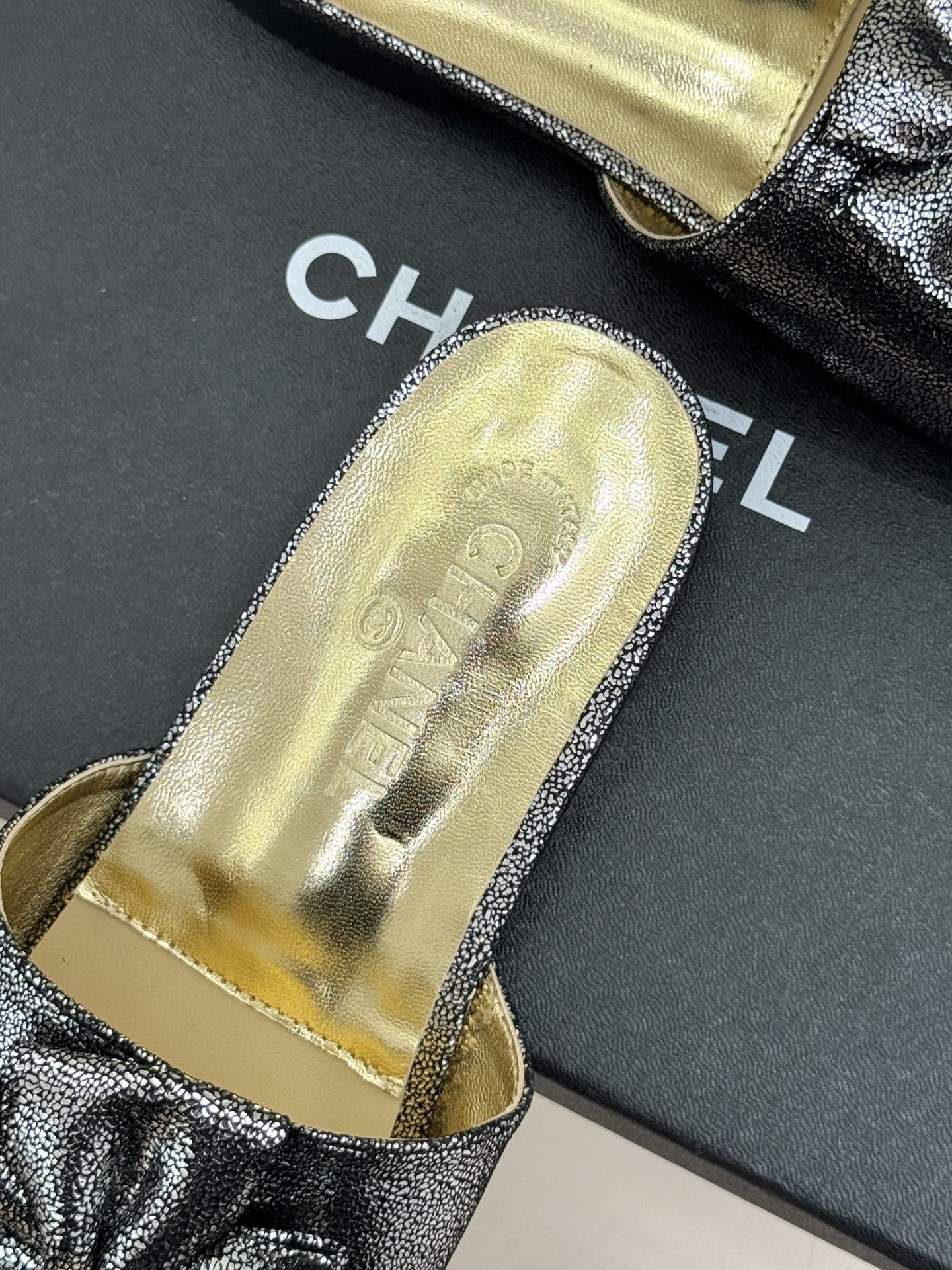 CHANE*｜小香26C双蝴蝶结双C平底高跟拖鞋当科莫湖的晨雾邂逅巴黎星空的浪漫这双拖鞋以刚柔并济的设计