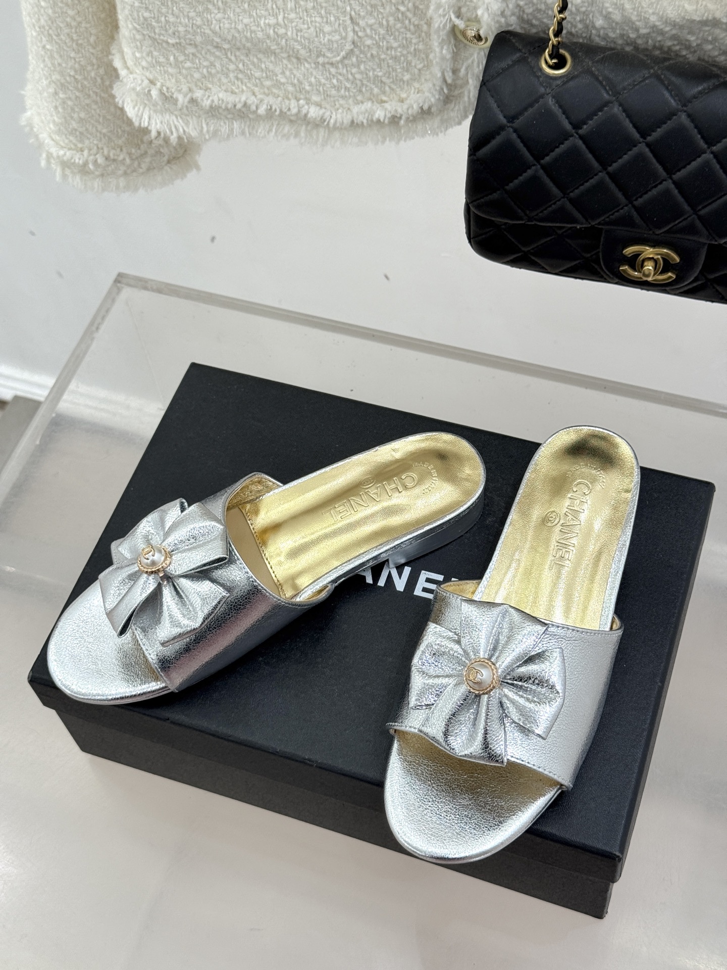 CHANE*｜小香26C双蝴蝶结双C平底高跟拖鞋当科莫湖的晨雾邂逅巴黎星空的浪漫这双拖鞋以刚柔并济的设计