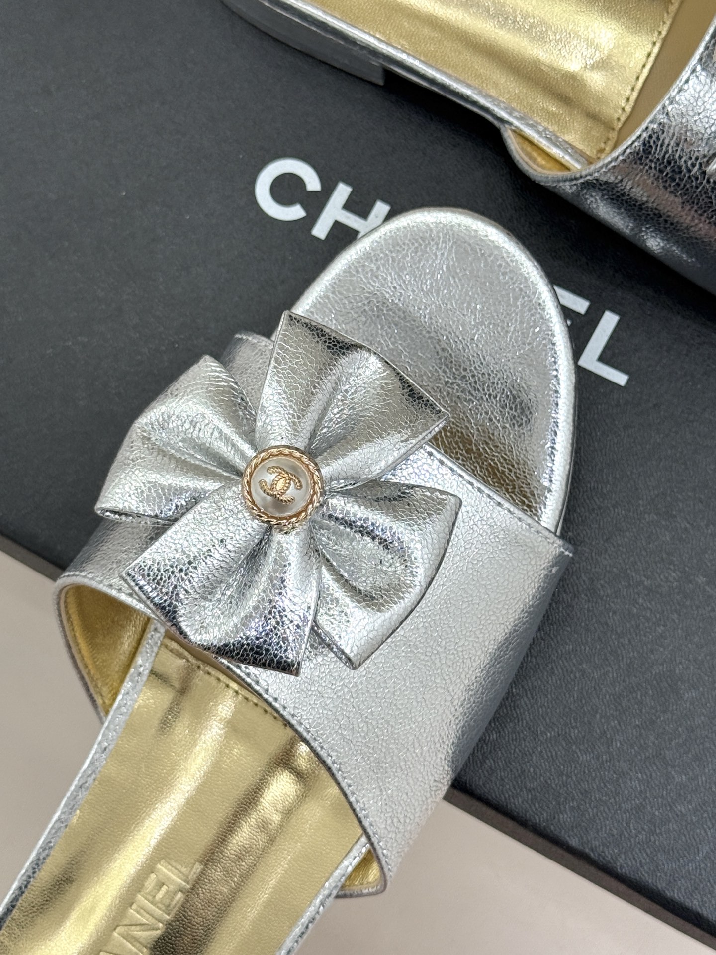 CHANE*｜小香26C双蝴蝶结双C平底高跟拖鞋当科莫湖的晨雾邂逅巴黎星空的浪漫这双拖鞋以刚柔并济的设计