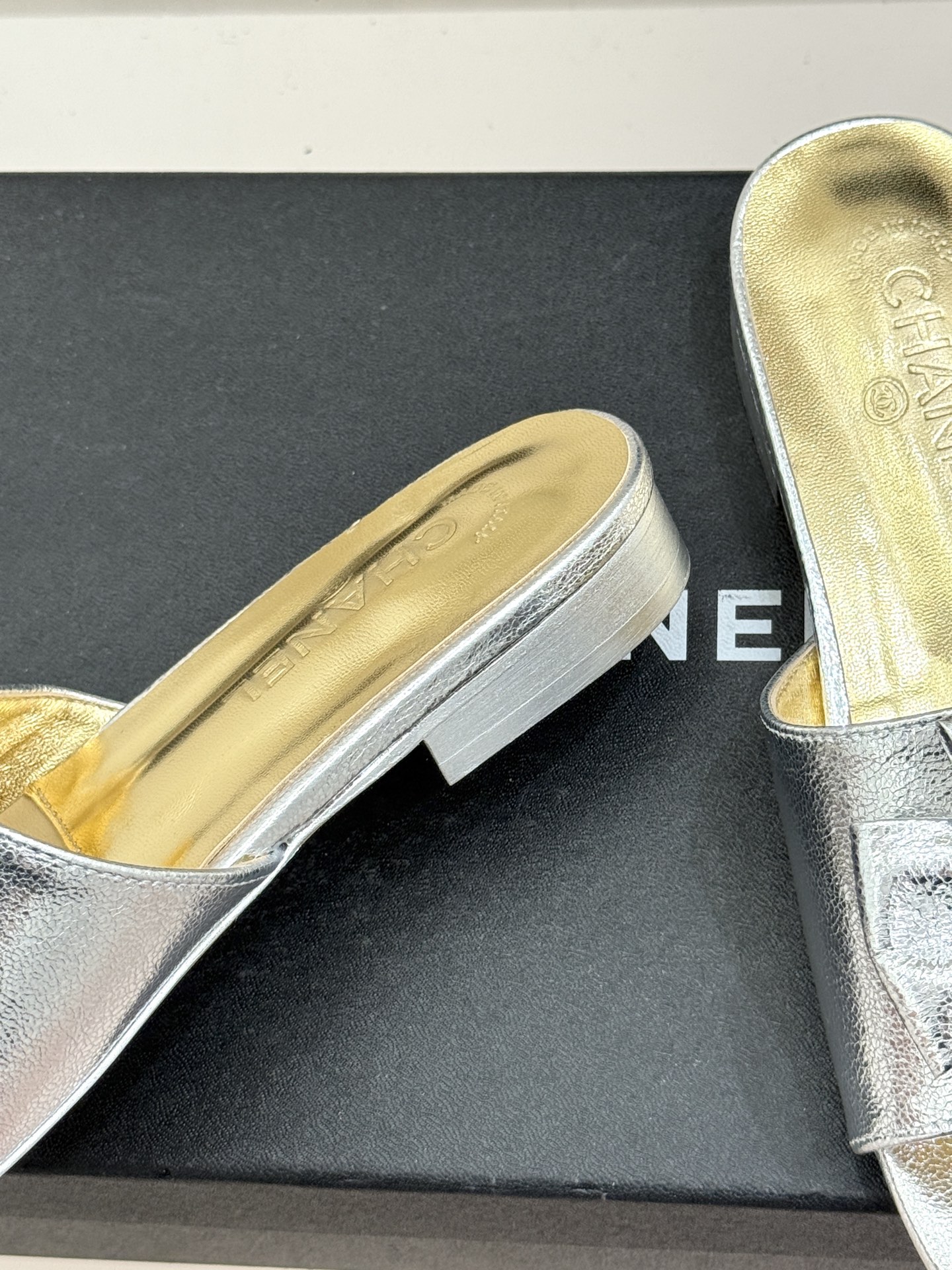 CHANE*｜小香26C双蝴蝶结双C平底高跟拖鞋当科莫湖的晨雾邂逅巴黎星空的浪漫这双拖鞋以刚柔并济的设计