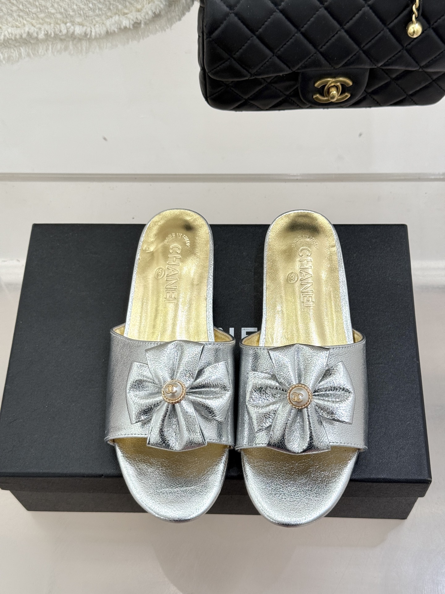 CHANE*｜小香26C双蝴蝶结双C平底高跟拖鞋当科莫湖的晨雾邂逅巴黎星空的浪漫这双拖鞋以刚柔并济的设计