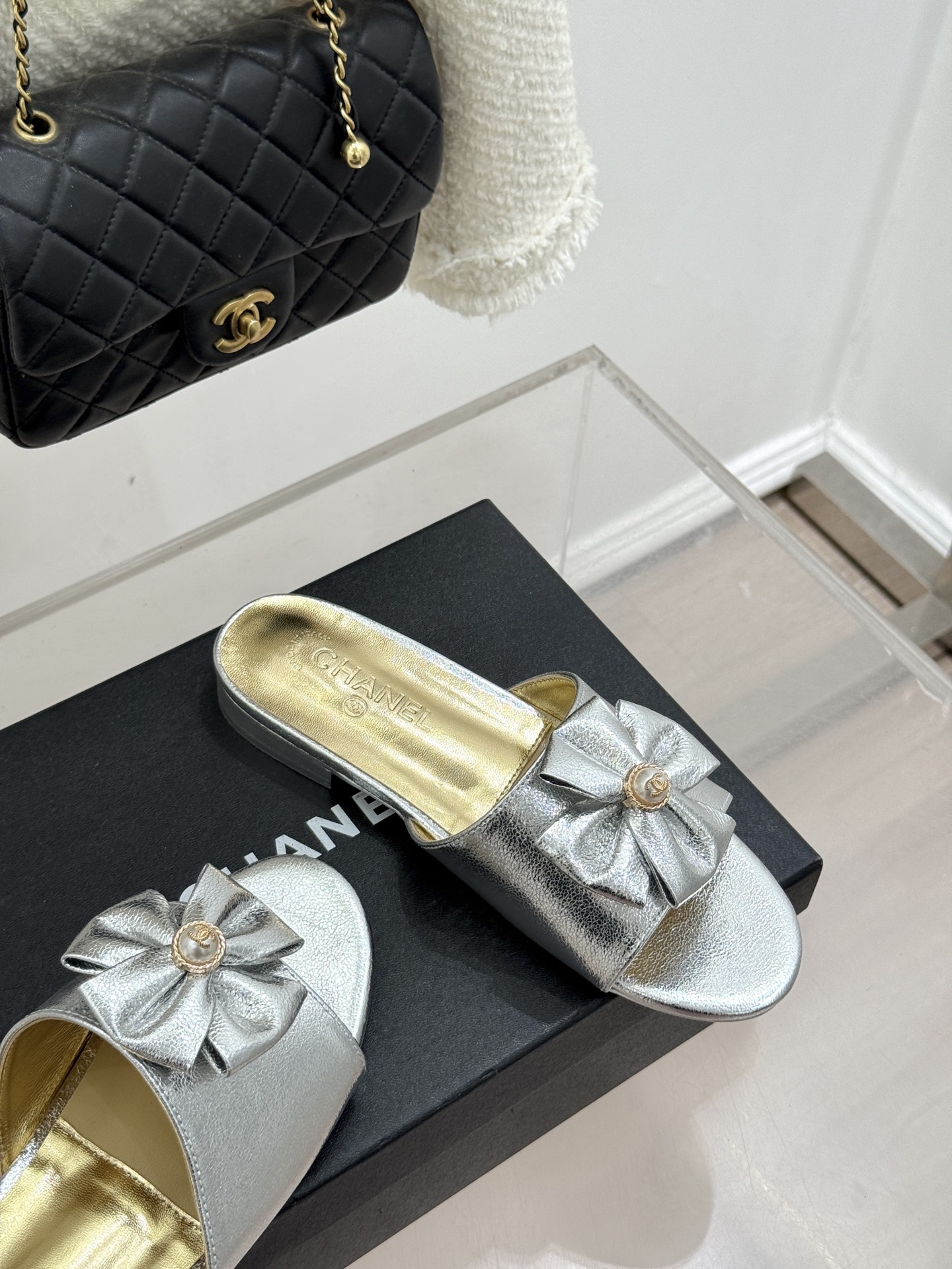 CHANE*｜小香26C双蝴蝶结双C平底高跟拖鞋当科莫湖的晨雾邂逅巴黎星空的浪漫这双拖鞋以刚柔并济的设计