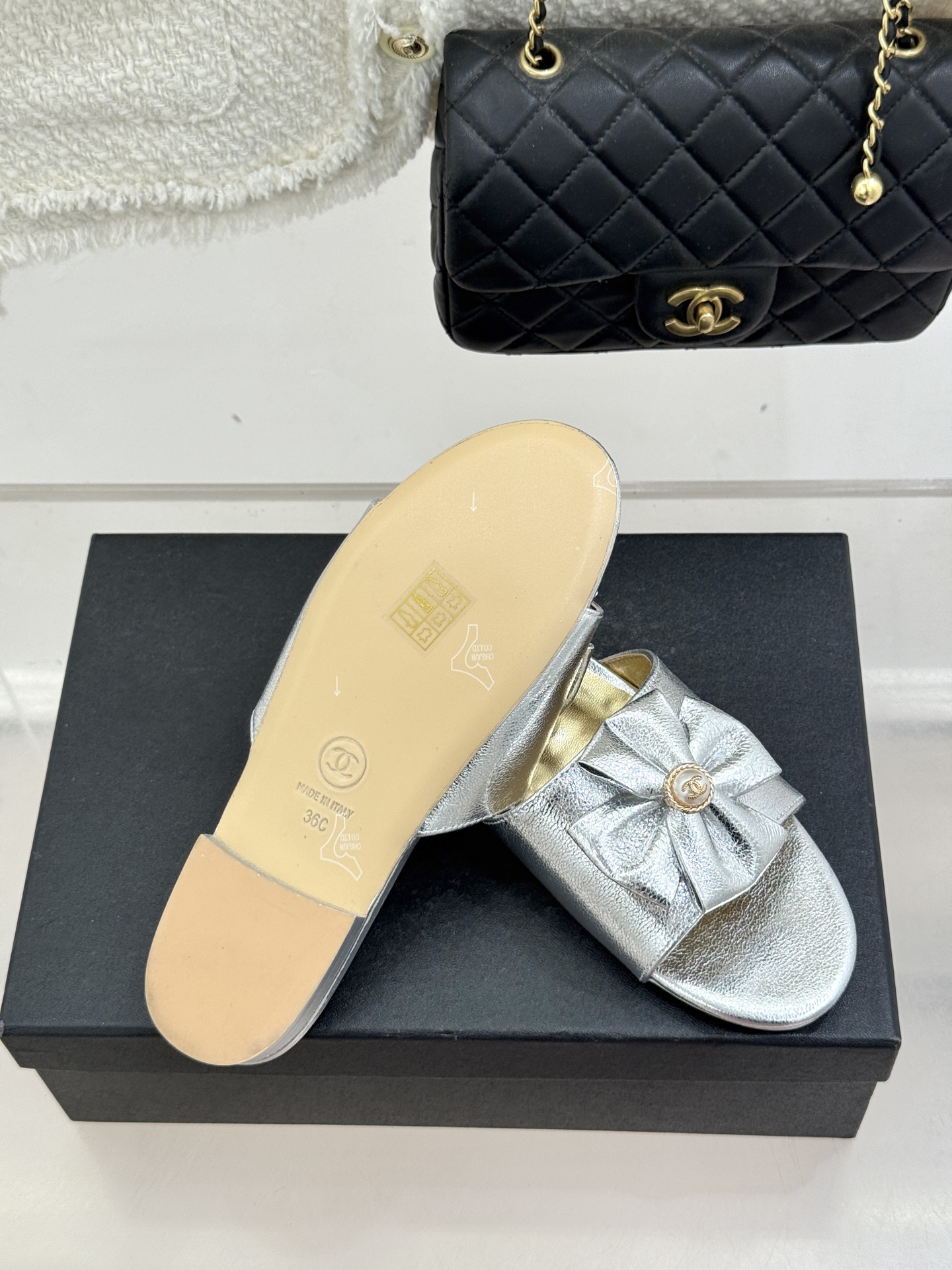 CHANE*｜小香26C双蝴蝶结双C平底高跟拖鞋当科莫湖的晨雾邂逅巴黎星空的浪漫这双拖鞋以刚柔并济的设计