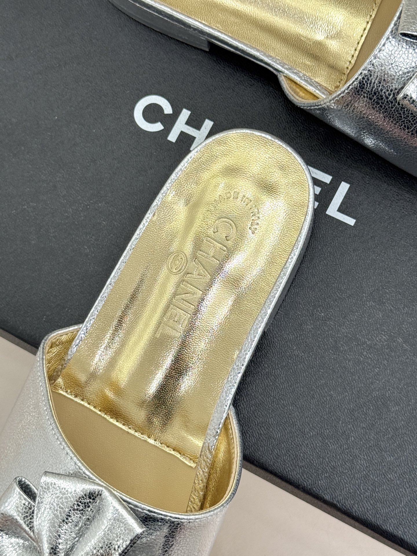 CHANE*｜小香26C双蝴蝶结双C平底高跟拖鞋当科莫湖的晨雾邂逅巴黎星空的浪漫这双拖鞋以刚柔并济的设计