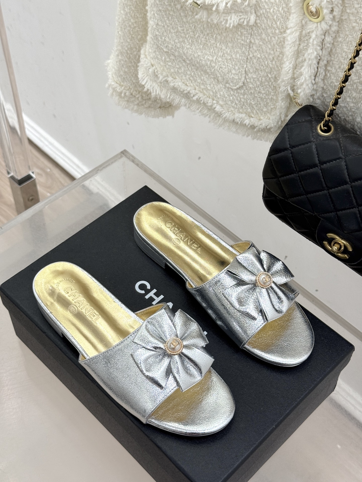 CHANE*｜小香26C双蝴蝶结双C平底高跟拖鞋当科莫湖的晨雾邂逅巴黎星空的浪漫这双拖鞋以刚柔并济的设计