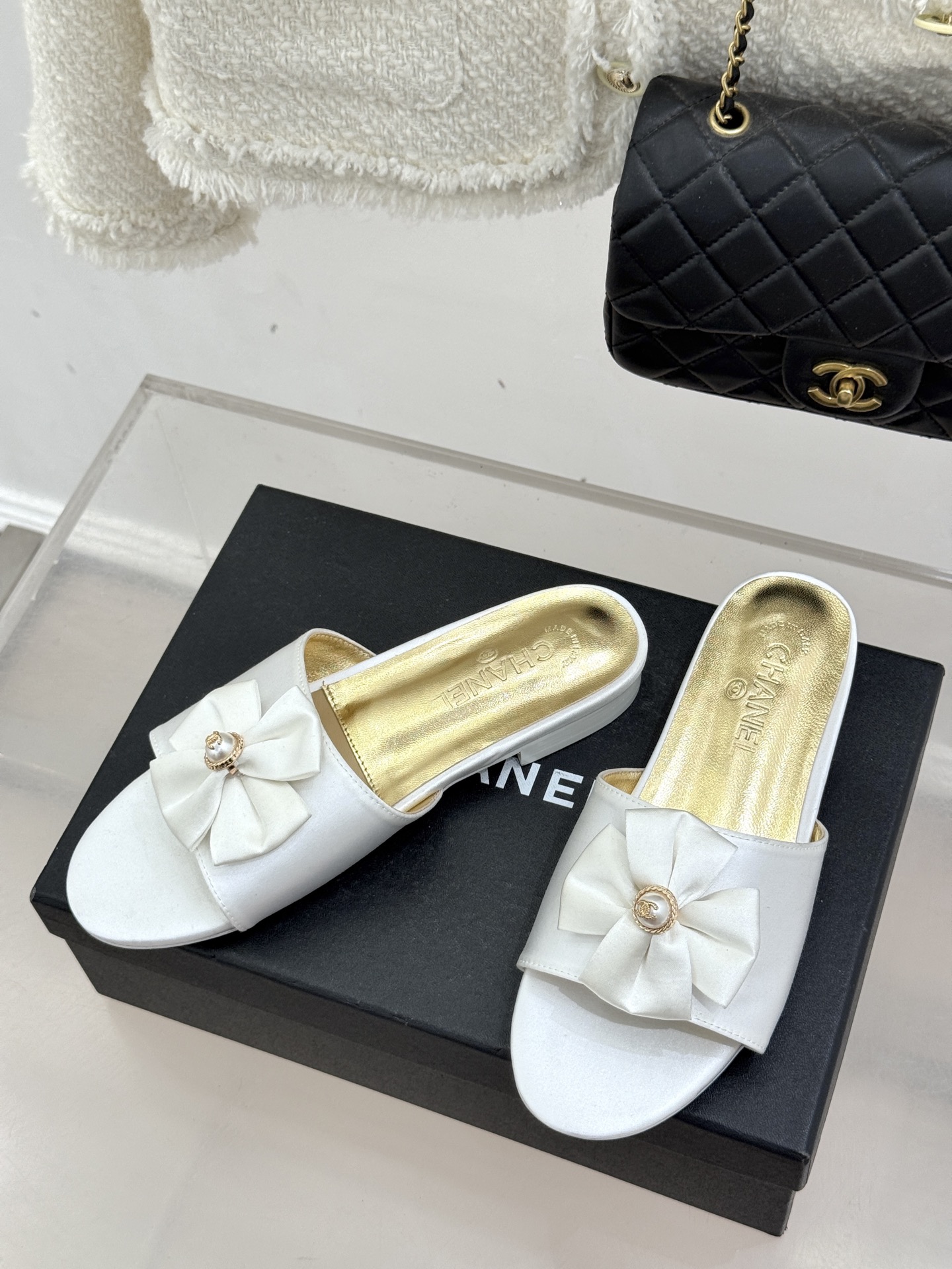 CHANE*｜小香26C双蝴蝶结双C平底高跟拖鞋当科莫湖的晨雾邂逅巴黎星空的浪漫这双拖鞋以刚柔并济的设计