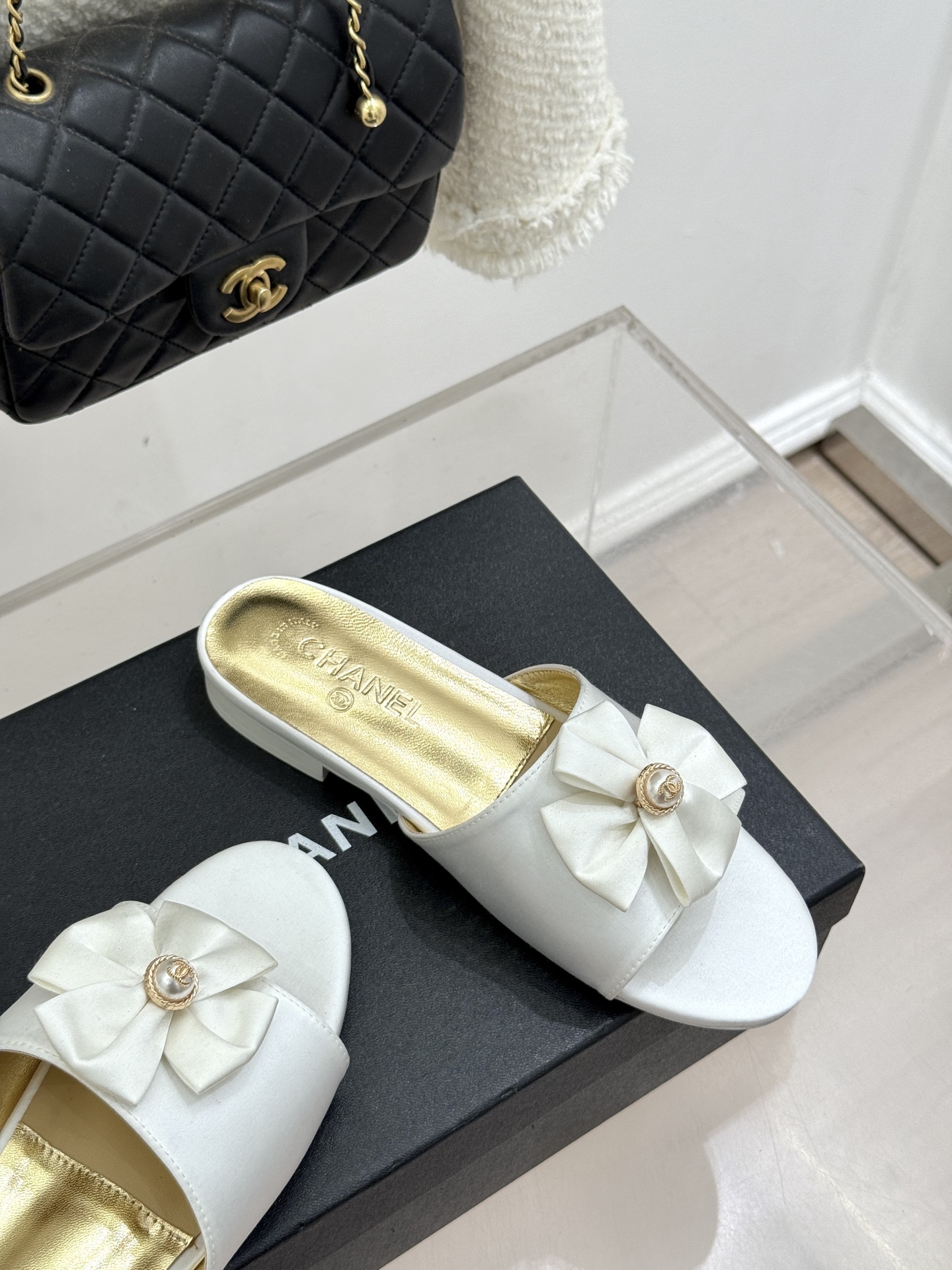 CHANE*｜小香26C双蝴蝶结双C平底高跟拖鞋当科莫湖的晨雾邂逅巴黎星空的浪漫这双拖鞋以刚柔并济的设计