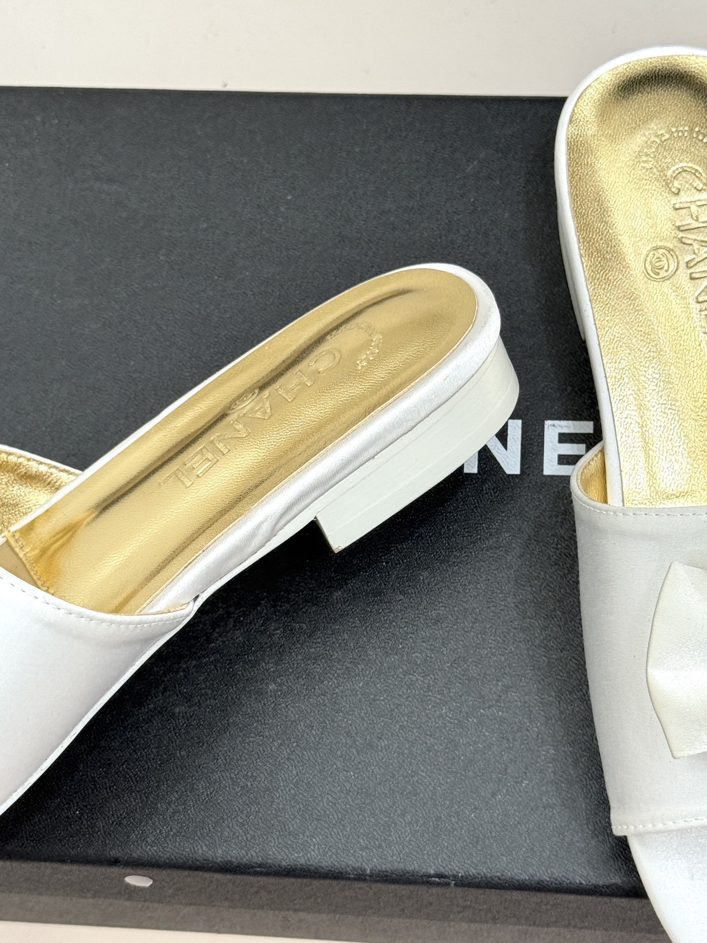 CHANE*｜小香26C双蝴蝶结双C平底高跟拖鞋当科莫湖的晨雾邂逅巴黎星空的浪漫这双拖鞋以刚柔并济的设计