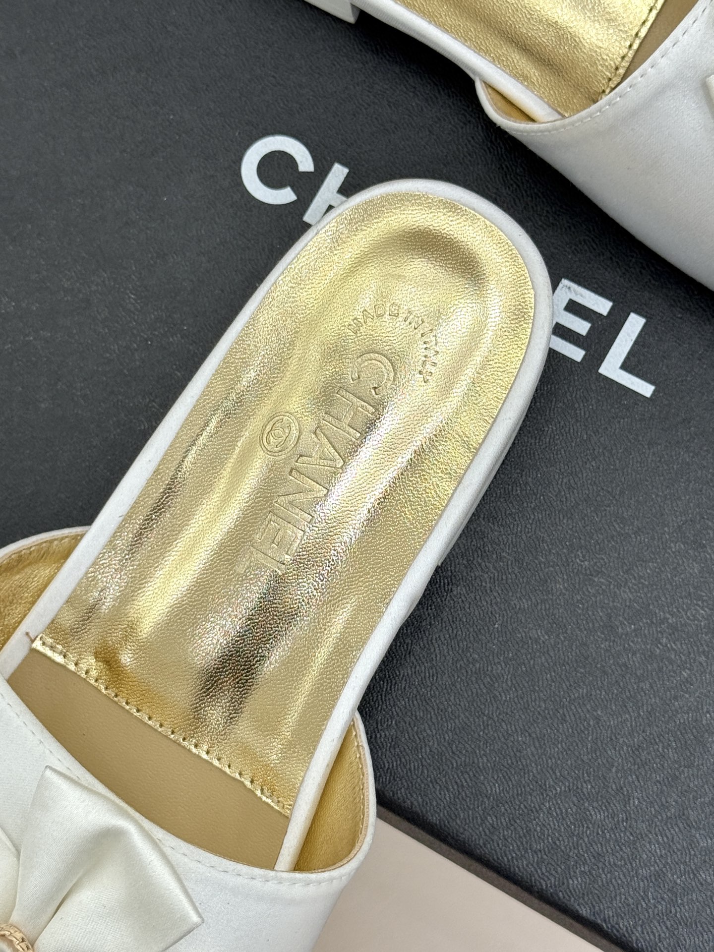 CHANE*｜小香26C双蝴蝶结双C平底高跟拖鞋当科莫湖的晨雾邂逅巴黎星空的浪漫这双拖鞋以刚柔并济的设计