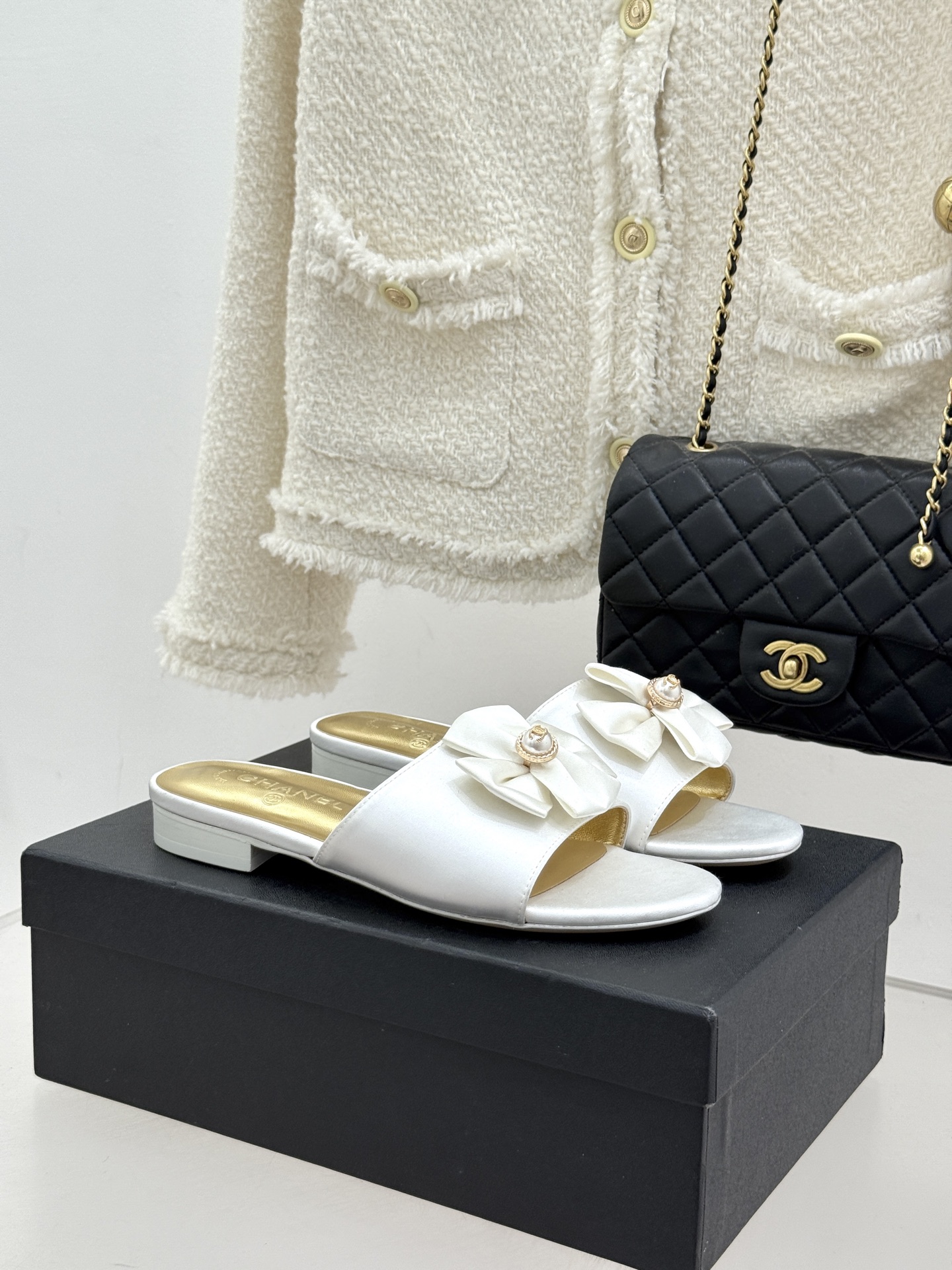 CHANE*｜小香26C双蝴蝶结双C平底高跟拖鞋当科莫湖的晨雾邂逅巴黎星空的浪漫这双拖鞋以刚柔并济的设计